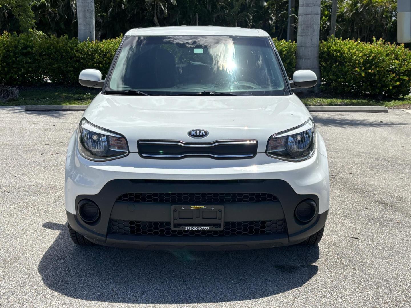 2019 WHITE /BLACK Kia Soul Base 6M (KNDJN2A28K7) with an 1.6L L4 DOHC 16V engine, 6M transmission, located at 11170 Summerlin Square Dr., Fort Myers Beach, FL, 33931, (239) 999-7777, 26.493546, -81.941628 - Carfax 2 Owner Minor Damage/Accident (Carfax Lists Minor Damage as Cosmetic Only Not Affecting Vehicle Functionality) - Photo#1