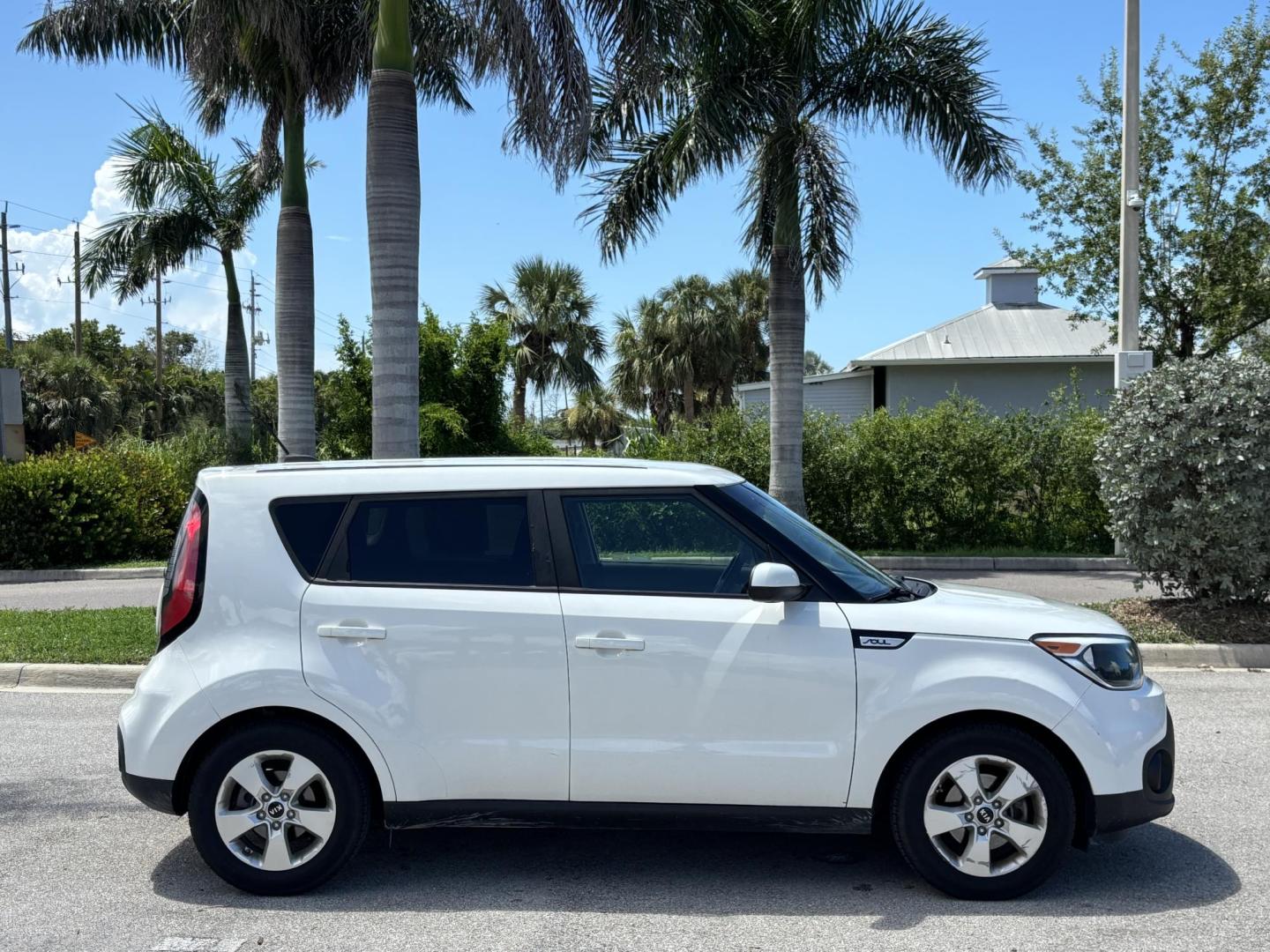2019 WHITE /BLACK Kia Soul Base 6M (KNDJN2A28K7) with an 1.6L L4 DOHC 16V engine, 6M transmission, located at 11170 Summerlin Square Dr., Fort Myers Beach, FL, 33931, (239) 999-7777, 26.493546, -81.941628 - Carfax 2 Owner Minor Damage/Accident (Carfax Lists Minor Damage as Cosmetic Only Not Affecting Vehicle Functionality) - Photo#3