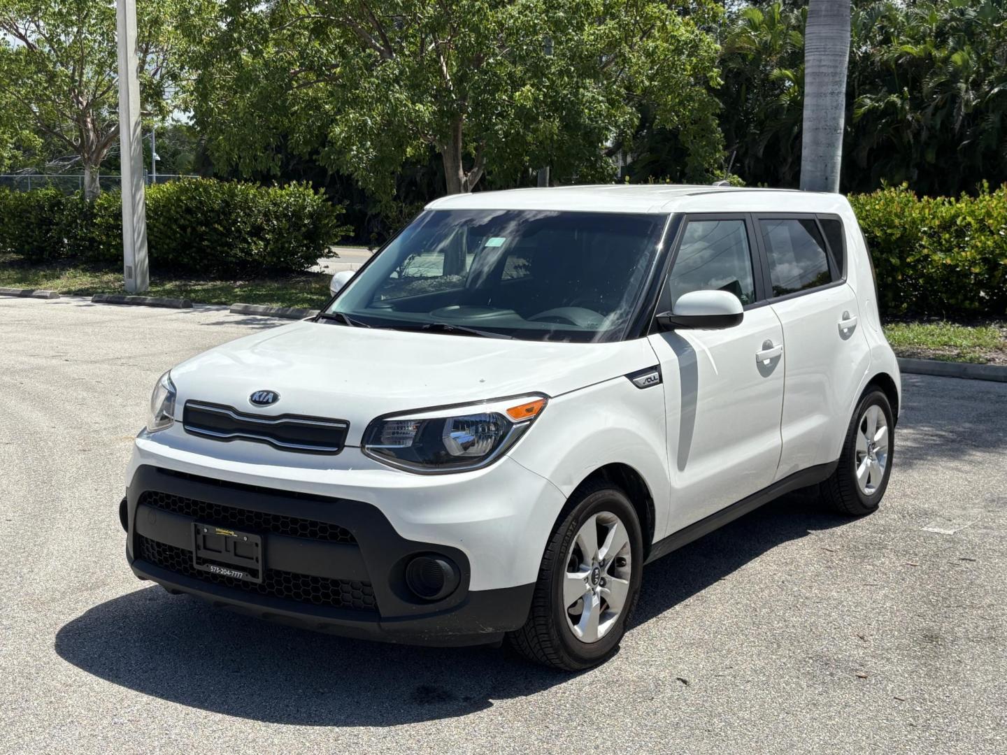 2019 WHITE /BLACK Kia Soul Base 6M (KNDJN2A28K7) with an 1.6L L4 DOHC 16V engine, 6M transmission, located at 11170 Summerlin Square Dr., Fort Myers Beach, FL, 33931, (239) 999-7777, 26.493546, -81.941628 - Carfax 2 Owner Minor Damage/Accident (Carfax Lists Minor Damage as Cosmetic Only Not Affecting Vehicle Functionality) - Photo#0