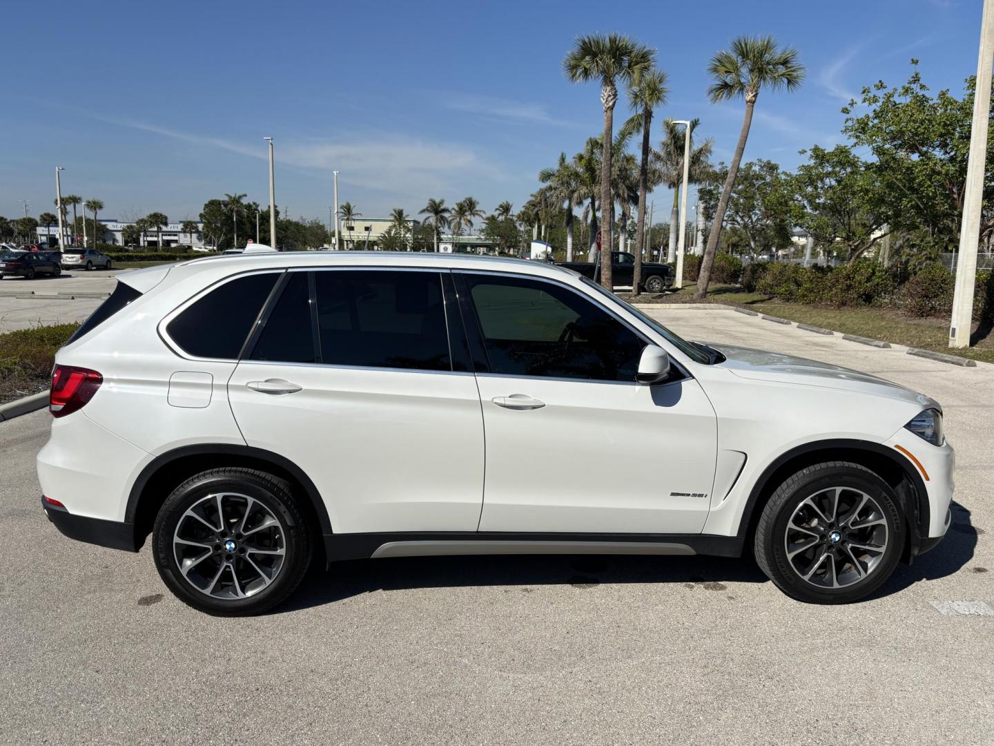 2017 WHITE BMW X5 SDRIVE35I (5UXKR2C3XH0) with an 3.0L engine, Automatic transmission, located at 11170 Summerlin Square Dr., Fort Myers Beach, FL, 33931, (239) 999-7777, 26.493546, -81.941628 - Photo#6