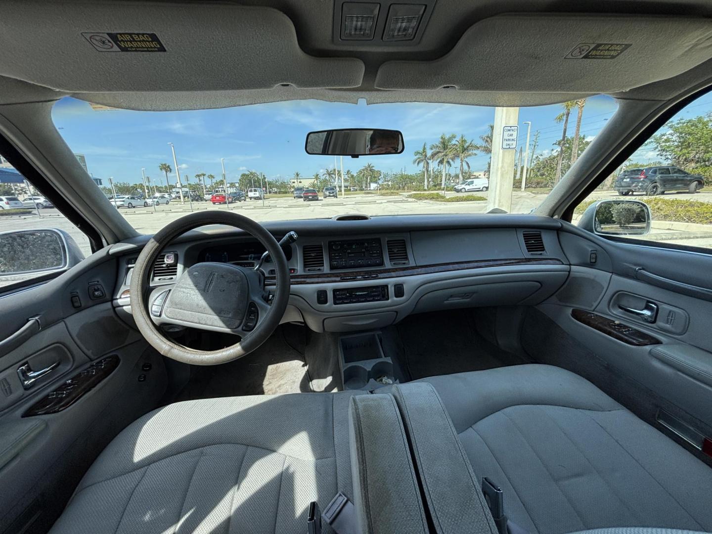 1997 SILVER /TAN LINCOLN TOWN CAR EXECUTIVE (1LNLM81W0VY) with an 4.6L engine, Automatic transmission, located at 11170 Summerlin Square Dr., Fort Myers Beach, FL, 33931, (239) 999-7777, 26.493546, -81.941628 - We have financing available and we accept trades! Fill out a credit application on our website or come by today! If you have any questions, give us a call at (239) 999 - 7777 or visit our website at firstautocredit.com. 11170 Summerlin Square Dr, Fort Myers Beach, FL 33931 1 Owner Carfax S - Photo#10