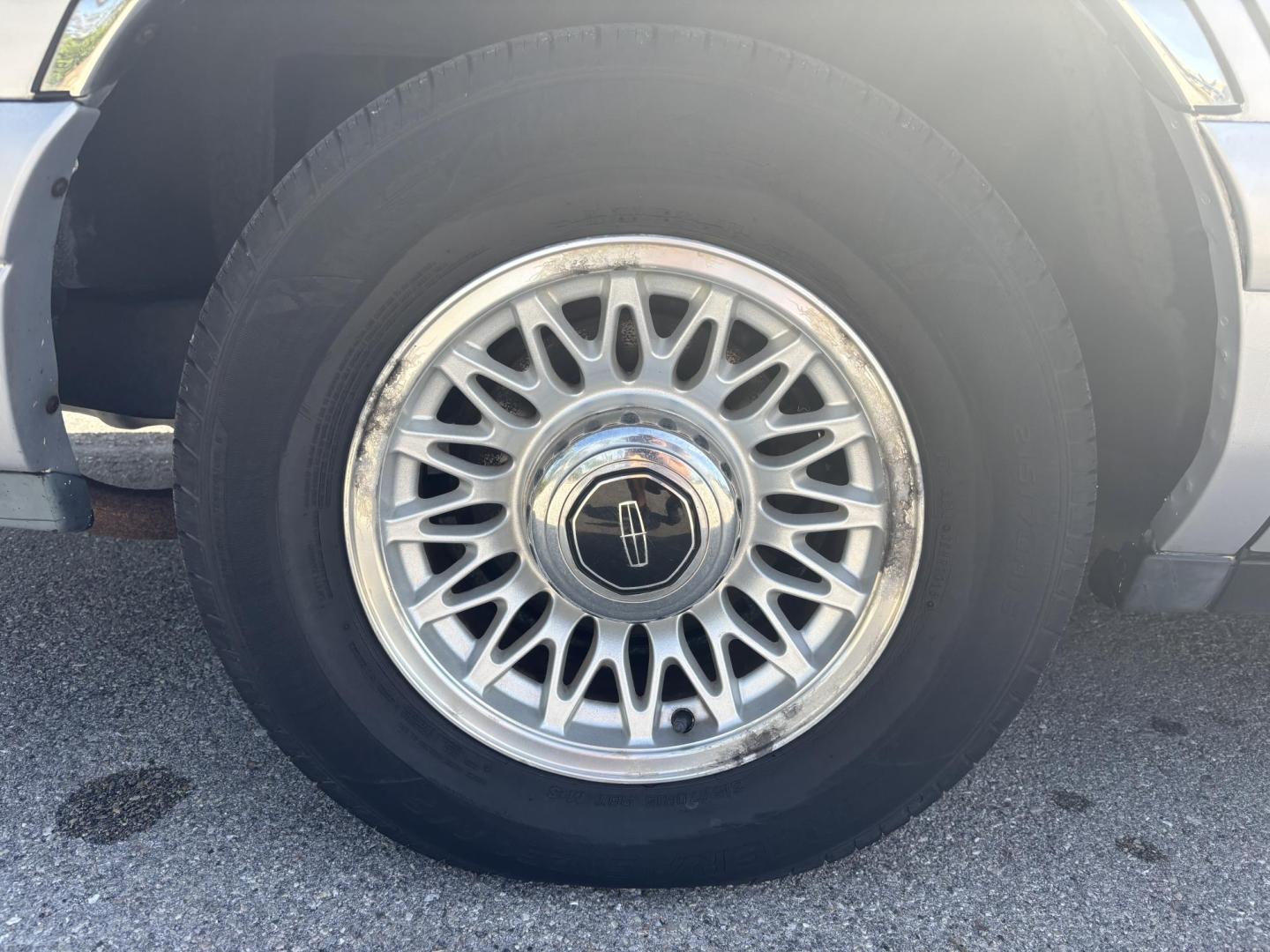1997 SILVER /TAN LINCOLN TOWN CAR EXECUTIVE (1LNLM81W0VY) with an 4.6L engine, Automatic transmission, located at 11170 Summerlin Square Dr., Fort Myers Beach, FL, 33931, (239) 999-7777, 26.493546, -81.941628 - We have financing available and we accept trades! Fill out a credit application on our website or come by today! If you have any questions, give us a call at (239) 999 - 7777 or visit our website at firstautocredit.com. 11170 Summerlin Square Dr, Fort Myers Beach, FL 33931 1 Owner Carfax S - Photo#28