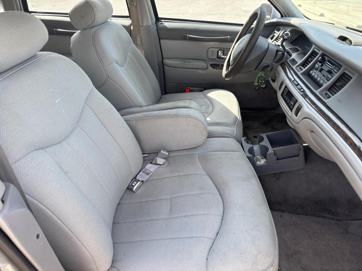 1997 SILVER /TAN LINCOLN TOWN CAR EXECUTIVE (1LNLM81W0VY) with an 4.6L engine, Automatic transmission, located at 11170 Summerlin Square Dr., Fort Myers Beach, FL, 33931, (239) 999-7777, 26.493546, -81.941628 - We have financing available and we accept trades! Fill out a credit application on our website or come by today! If you have any questions, give us a call at (239) 999 - 7777 or visit our website at firstautocredit.com. 11170 Summerlin Square Dr, Fort Myers Beach, FL 33931 1 Owner Carfax S - Photo#12