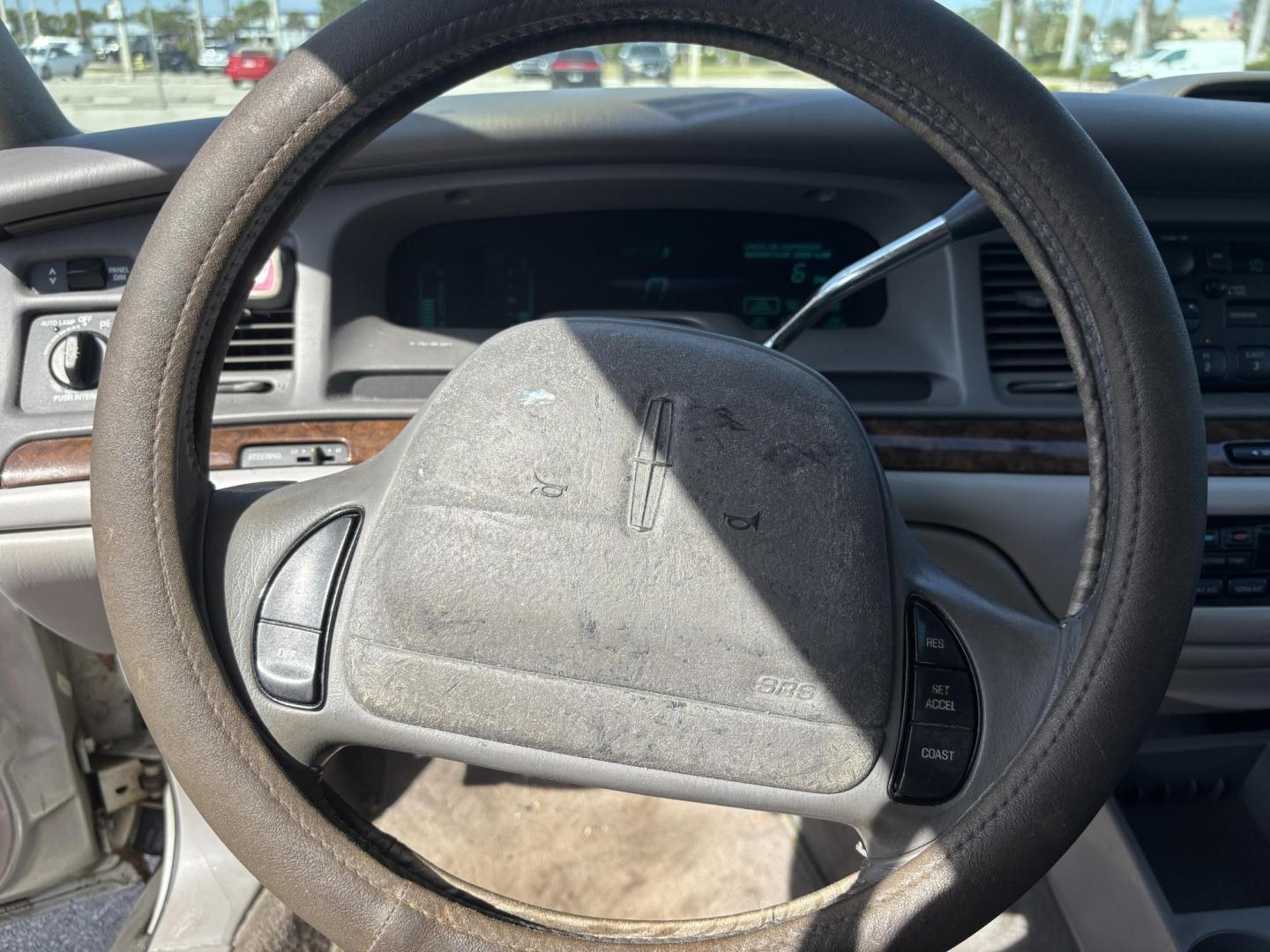 1997 SILVER /TAN LINCOLN TOWN CAR EXECUTIVE (1LNLM81W0VY) with an 4.6L engine, Automatic transmission, located at 11170 Summerlin Square Dr., Fort Myers Beach, FL, 33931, (239) 999-7777, 26.493546, -81.941628 - We have financing available and we accept trades! Fill out a credit application on our website or come by today! If you have any questions, give us a call at (239) 999 - 7777 or visit our website at firstautocredit.com. 11170 Summerlin Square Dr, Fort Myers Beach, FL 33931 1 Owner Carfax S - Photo#15