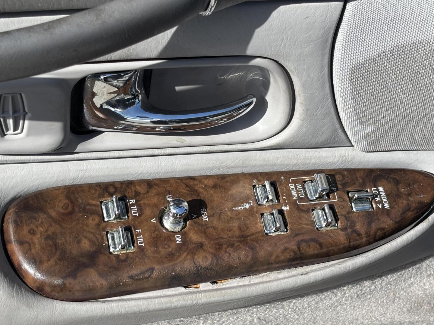 1997 SILVER /TAN LINCOLN TOWN CAR EXECUTIVE (1LNLM81W0VY) with an 4.6L engine, Automatic transmission, located at 11170 Summerlin Square Dr., Fort Myers Beach, FL, 33931, (239) 999-7777, 26.493546, -81.941628 - We have financing available and we accept trades! Fill out a credit application on our website or come by today! If you have any questions, give us a call at (239) 999 - 7777 or visit our website at firstautocredit.com. 11170 Summerlin Square Dr, Fort Myers Beach, FL 33931 1 Owner Carfax S - Photo#22
