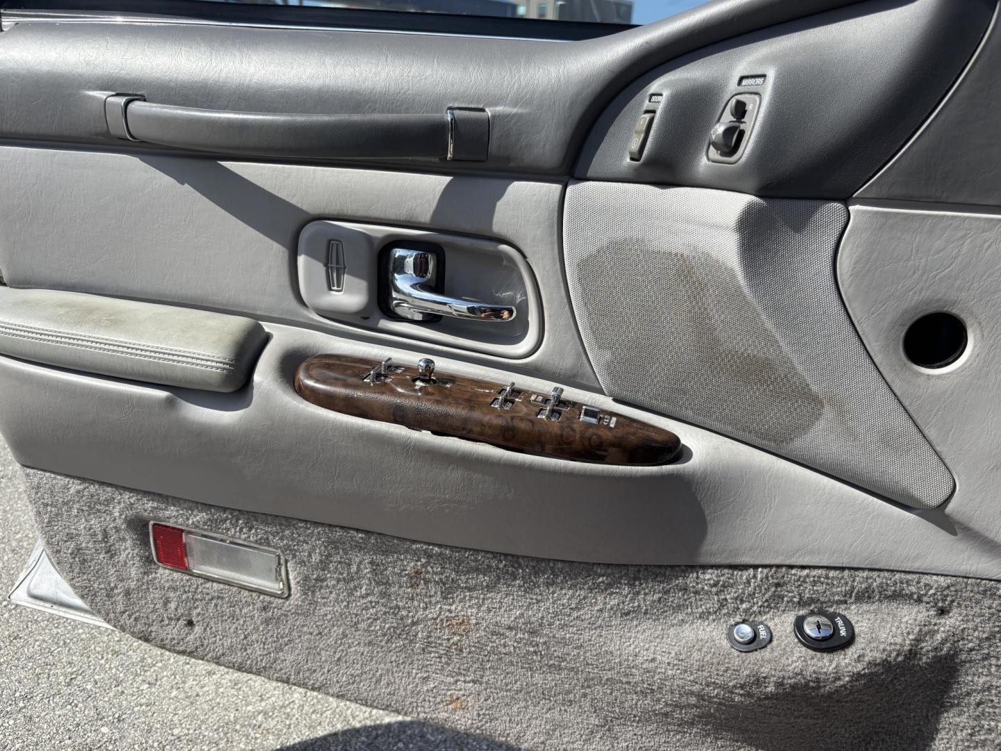 1997 SILVER /TAN LINCOLN TOWN CAR EXECUTIVE (1LNLM81W0VY) with an 4.6L engine, Automatic transmission, located at 11170 Summerlin Square Dr., Fort Myers Beach, FL, 33931, (239) 999-7777, 26.493546, -81.941628 - We have financing available and we accept trades! Fill out a credit application on our website or come by today! If you have any questions, give us a call at (239) 999 - 7777 or visit our website at firstautocredit.com. 11170 Summerlin Square Dr, Fort Myers Beach, FL 33931 1 Owner Carfax S - Photo#21