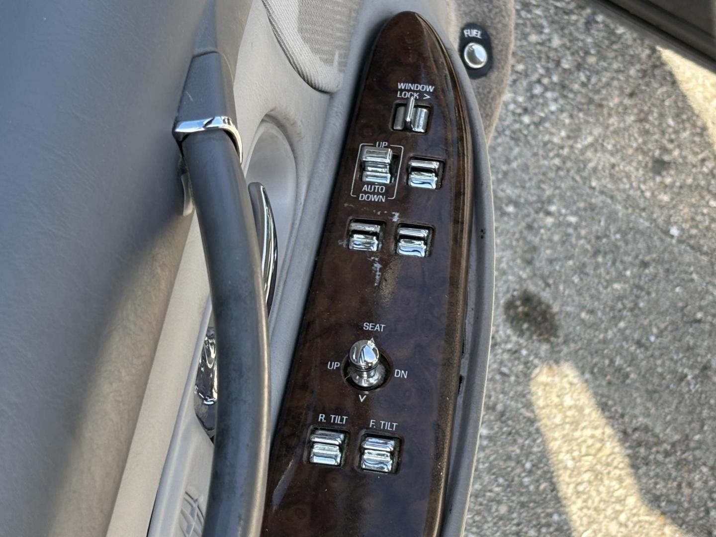 1997 SILVER /TAN LINCOLN TOWN CAR EXECUTIVE (1LNLM81W0VY) with an 4.6L engine, Automatic transmission, located at 11170 Summerlin Square Dr., Fort Myers Beach, FL, 33931, (239) 999-7777, 26.493546, -81.941628 - We have financing available and we accept trades! Fill out a credit application on our website or come by today! If you have any questions, give us a call at (239) 999 - 7777 or visit our website at firstautocredit.com. 11170 Summerlin Square Dr, Fort Myers Beach, FL 33931 1 Owner Carfax S - Photo#23