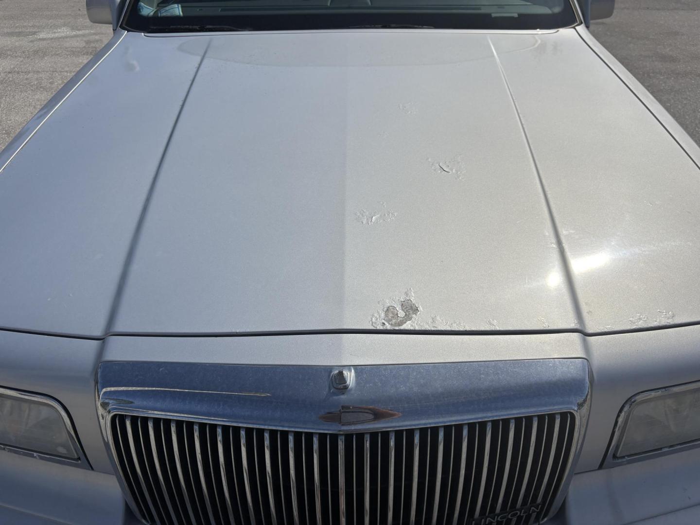 1997 SILVER /TAN LINCOLN TOWN CAR EXECUTIVE (1LNLM81W0VY) with an 4.6L engine, Automatic transmission, located at 11170 Summerlin Square Dr., Fort Myers Beach, FL, 33931, (239) 999-7777, 26.493546, -81.941628 - We have financing available and we accept trades! Fill out a credit application on our website or come by today! If you have any questions, give us a call at (239) 999 - 7777 or visit our website at firstautocredit.com. 11170 Summerlin Square Dr, Fort Myers Beach, FL 33931 1 Owner Carfax S - Photo#27