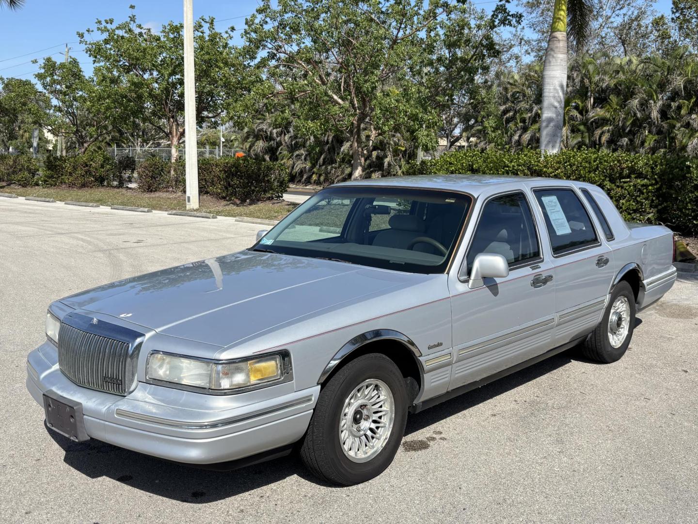 1997 SILVER /TAN LINCOLN TOWN CAR EXECUTIVE (1LNLM81W0VY) with an 4.6L engine, Automatic transmission, located at 11170 Summerlin Square Dr., Fort Myers Beach, FL, 33931, (239) 999-7777, 26.493546, -81.941628 - We have financing available and we accept trades! Fill out a credit application on our website or come by today! If you have any questions, give us a call at (239) 999 - 7777 or visit our website at firstautocredit.com. 11170 Summerlin Square Dr, Fort Myers Beach, FL 33931 1 Owner Carfax S - Photo#0