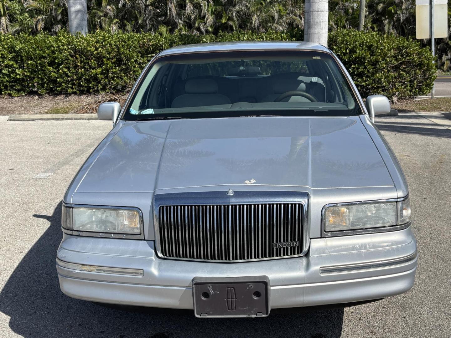 1997 SILVER /TAN LINCOLN TOWN CAR EXECUTIVE (1LNLM81W0VY) with an 4.6L engine, Automatic transmission, located at 11170 Summerlin Square Dr., Fort Myers Beach, FL, 33931, (239) 999-7777, 26.493546, -81.941628 - We have financing available and we accept trades! Fill out a credit application on our website or come by today! If you have any questions, give us a call at (239) 999 - 7777 or visit our website at firstautocredit.com. 11170 Summerlin Square Dr, Fort Myers Beach, FL 33931 1 Owner Carfax S - Photo#1