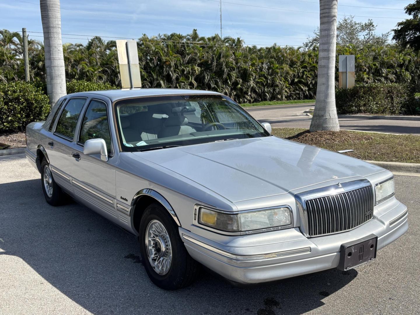 1997 SILVER /TAN LINCOLN TOWN CAR EXECUTIVE (1LNLM81W0VY) with an 4.6L engine, Automatic transmission, located at 11170 Summerlin Square Dr., Fort Myers Beach, FL, 33931, (239) 999-7777, 26.493546, -81.941628 - We have financing available and we accept trades! Fill out a credit application on our website or come by today! If you have any questions, give us a call at (239) 999 - 7777 or visit our website at firstautocredit.com. 11170 Summerlin Square Dr, Fort Myers Beach, FL 33931 1 Owner Carfax S - Photo#2