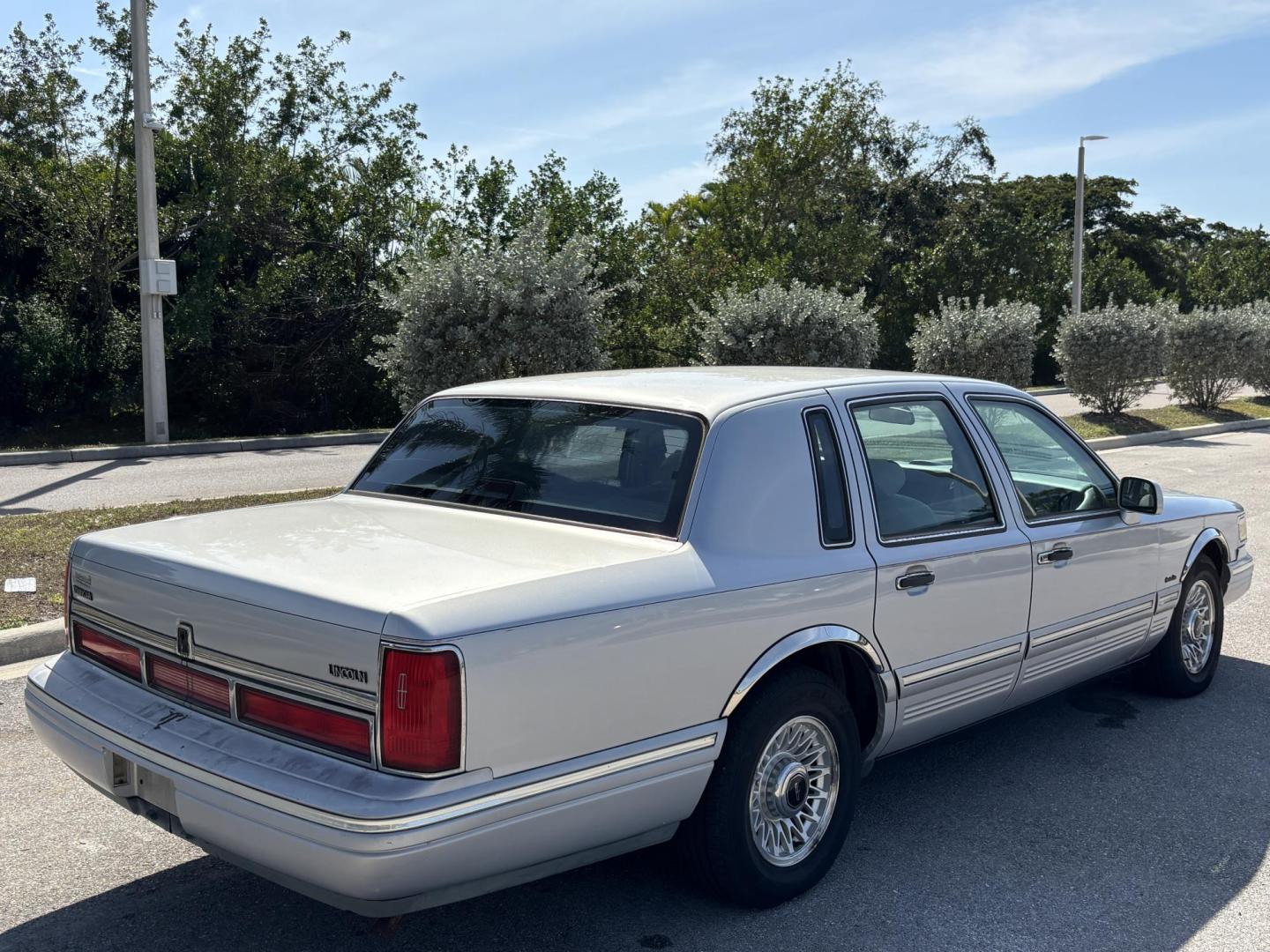 1997 SILVER /TAN LINCOLN TOWN CAR EXECUTIVE (1LNLM81W0VY) with an 4.6L engine, Automatic transmission, located at 11170 Summerlin Square Dr., Fort Myers Beach, FL, 33931, (239) 999-7777, 26.493546, -81.941628 - We have financing available and we accept trades! Fill out a credit application on our website or come by today! If you have any questions, give us a call at (239) 999 - 7777 or visit our website at firstautocredit.com. 11170 Summerlin Square Dr, Fort Myers Beach, FL 33931 1 Owner Carfax S - Photo#4