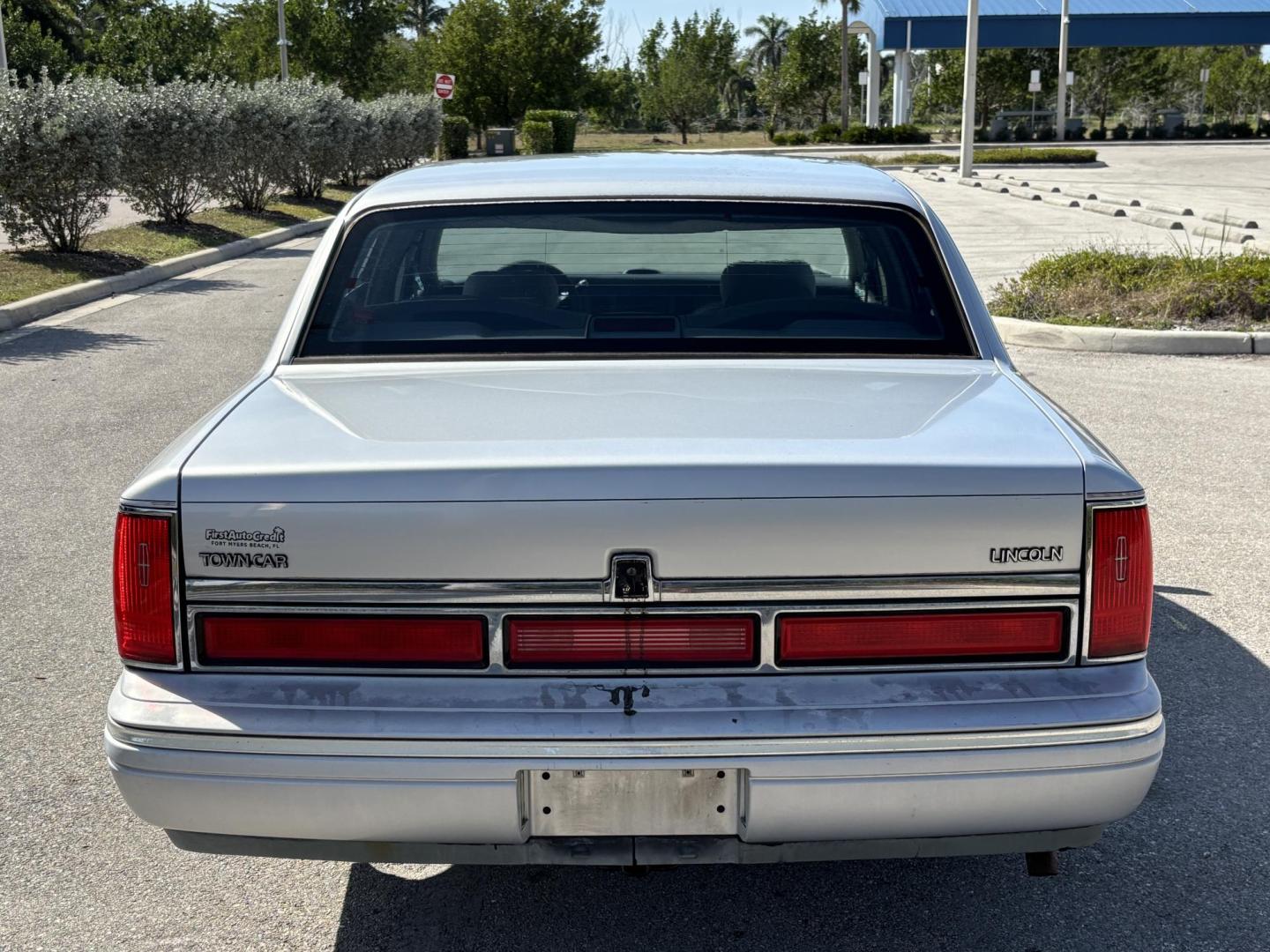 1997 SILVER /TAN LINCOLN TOWN CAR EXECUTIVE (1LNLM81W0VY) with an 4.6L engine, Automatic transmission, located at 11170 Summerlin Square Dr., Fort Myers Beach, FL, 33931, (239) 999-7777, 26.493546, -81.941628 - We have financing available and we accept trades! Fill out a credit application on our website or come by today! If you have any questions, give us a call at (239) 999 - 7777 or visit our website at firstautocredit.com. 11170 Summerlin Square Dr, Fort Myers Beach, FL 33931 1 Owner Carfax S - Photo#5