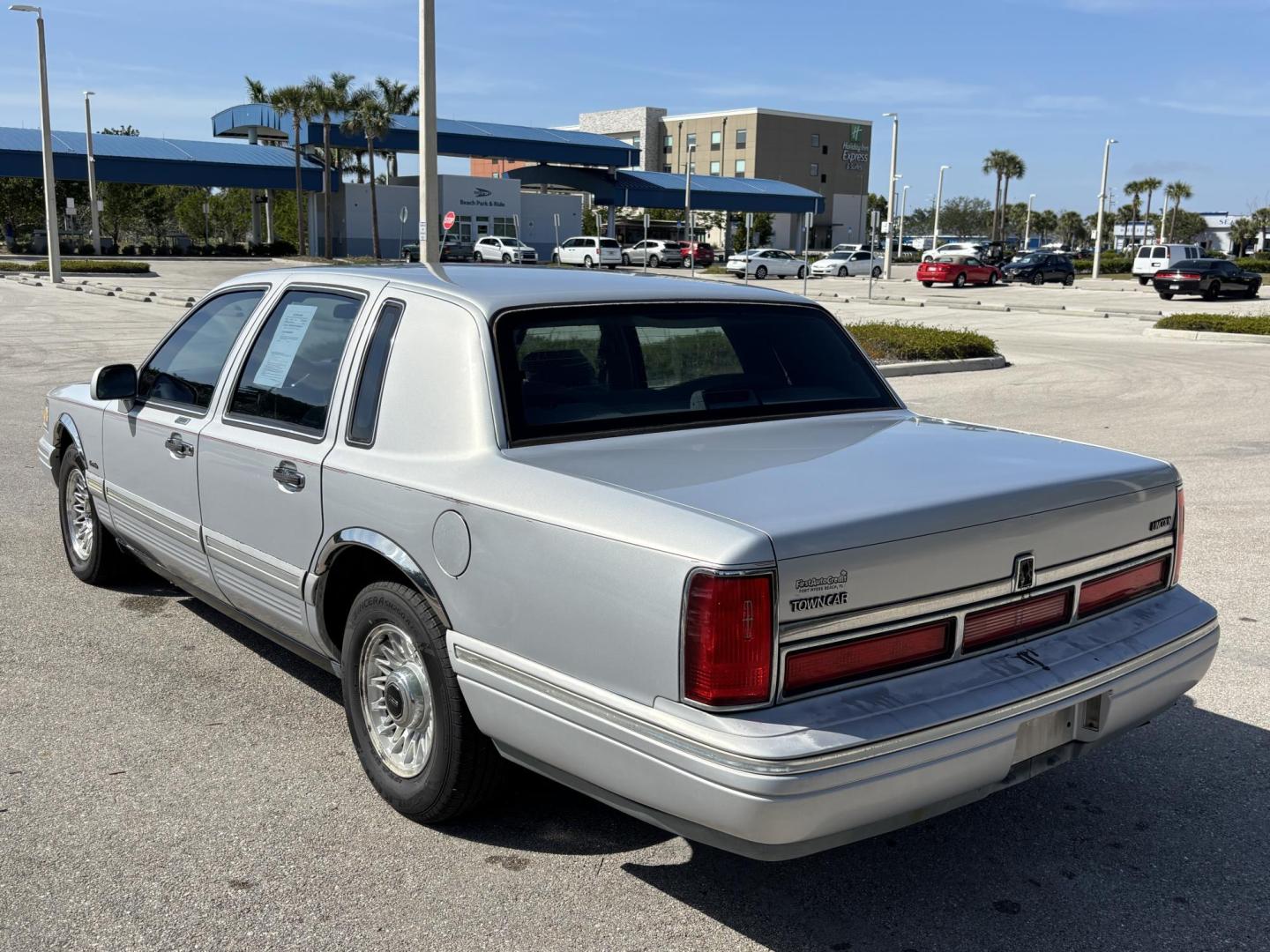 1997 SILVER /TAN LINCOLN TOWN CAR EXECUTIVE (1LNLM81W0VY) with an 4.6L engine, Automatic transmission, located at 11170 Summerlin Square Dr., Fort Myers Beach, FL, 33931, (239) 999-7777, 26.493546, -81.941628 - We have financing available and we accept trades! Fill out a credit application on our website or come by today! If you have any questions, give us a call at (239) 999 - 7777 or visit our website at firstautocredit.com. 11170 Summerlin Square Dr, Fort Myers Beach, FL 33931 1 Owner Carfax S - Photo#6