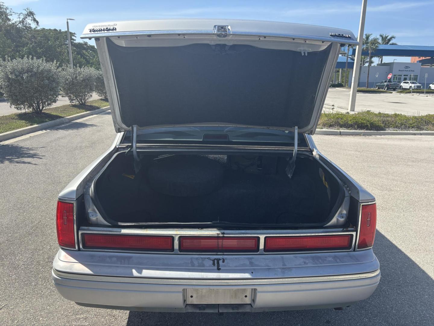 1997 SILVER /TAN LINCOLN TOWN CAR EXECUTIVE (1LNLM81W0VY) with an 4.6L engine, Automatic transmission, located at 11170 Summerlin Square Dr., Fort Myers Beach, FL, 33931, (239) 999-7777, 26.493546, -81.941628 - We have financing available and we accept trades! Fill out a credit application on our website or come by today! If you have any questions, give us a call at (239) 999 - 7777 or visit our website at firstautocredit.com. 11170 Summerlin Square Dr, Fort Myers Beach, FL 33931 1 Owner Carfax S - Photo#8
