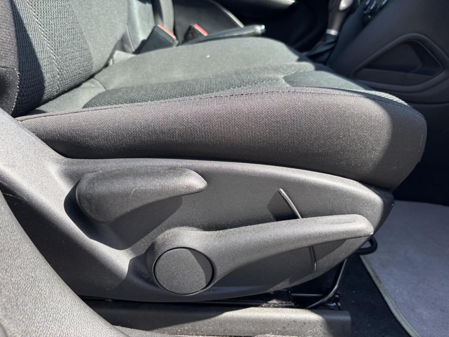 2016 WHITE /BLACK Dodge Dart SE (1C3CDFAAXGD) with an 2.0L L4 DOHC 16V TURBO engine, located at 11170 Summerlin Square Dr., Fort Myers Beach, FL, 33931, (239) 999-7777, 26.493546, -81.941628 - We have financing available and we accept trades! Fill out a credit application on our website or come by today! If you have any questions, give us a call at (239) 999 - 7777 or visit our website at firstautocredit.com. 11170 Summerlin Square Dr, Fort Myers Beach, FL 33931 1 Owner No Damag - Photo#10