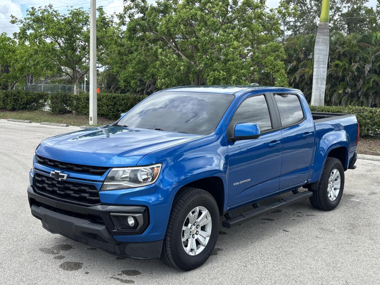 2022 BLUE Chevrolet Colorado LT Crew Cab 2WD Short Box (1GCGSCEAXN1) with an 2.5L L4 DOHC 16V GAS engine, 6A transmission, located at 11170 Summerlin Square Dr., Fort Myers Beach, FL, 33931, (239) 999-7777, 26.493546, -81.941628 - 1 Owner No Damage No Accidents Carfax RWD Remote Start - Photo#0