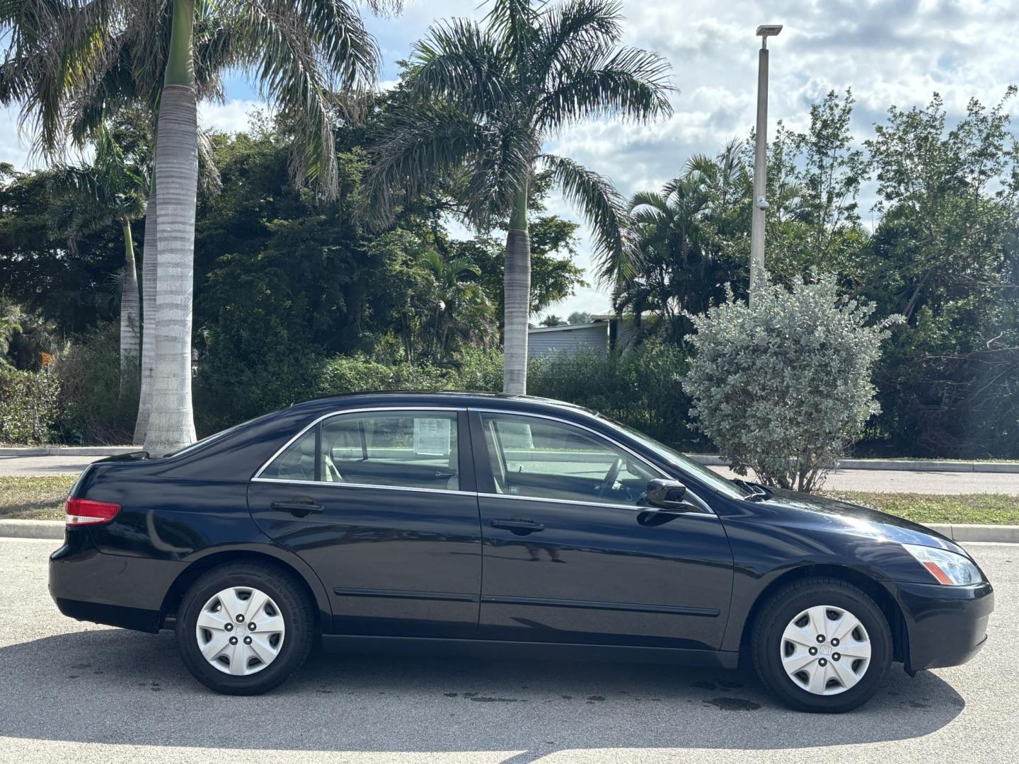 2003 BLUE /BEIGE HONDA ACCORD LX (1HGCM56303A) with an 2.4L engine, Automatic transmission, located at 11170 Summerlin Square Dr., Fort Myers Beach, FL, 33931, (239) 999-7777, 26.493546, -81.941628 - Photo#3