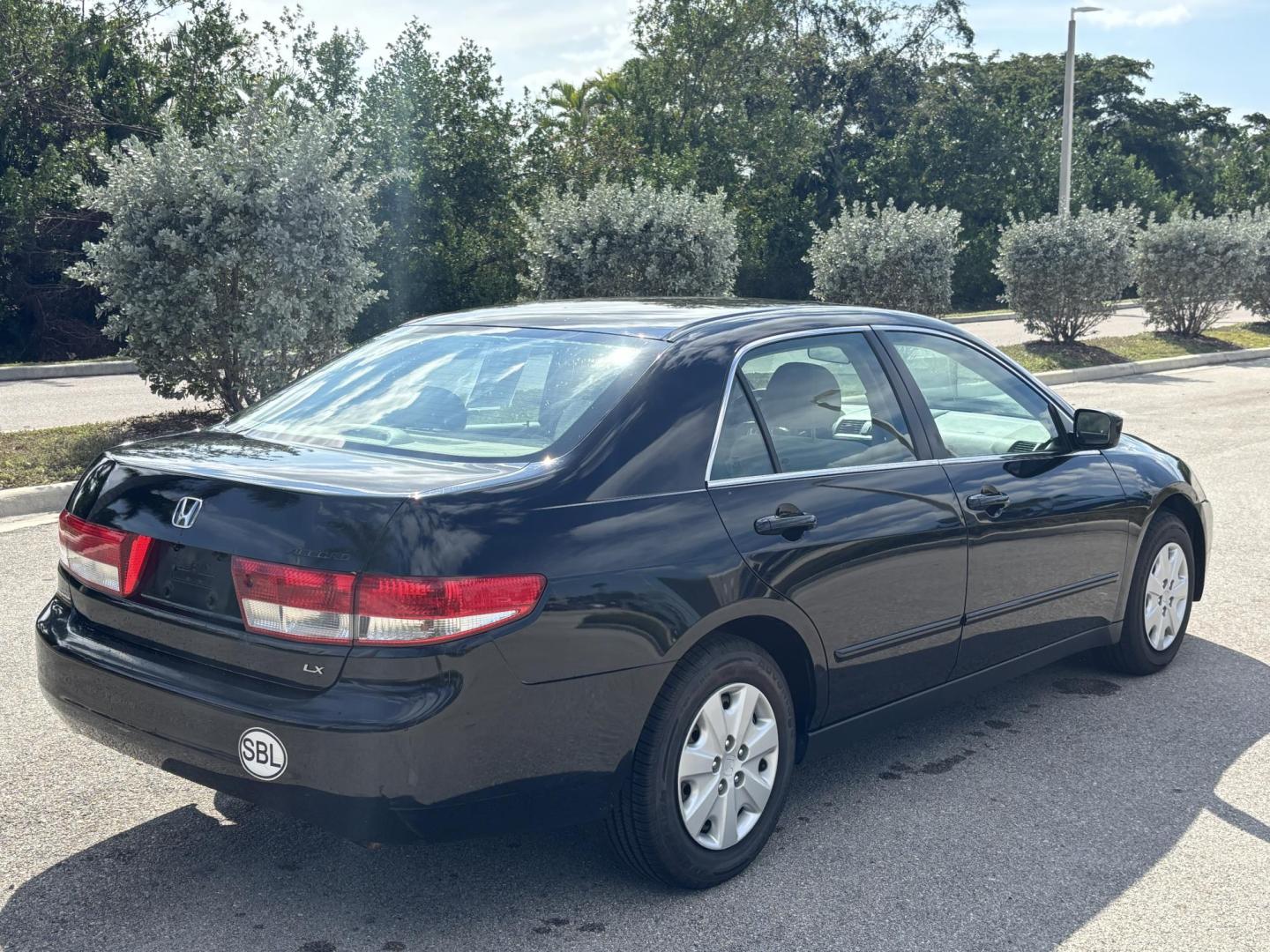 2003 BLUE /BEIGE HONDA ACCORD LX (1HGCM56303A) with an 2.4L engine, Automatic transmission, located at 11170 Summerlin Square Dr., Fort Myers Beach, FL, 33931, (239) 999-7777, 26.493546, -81.941628 - Photo#4