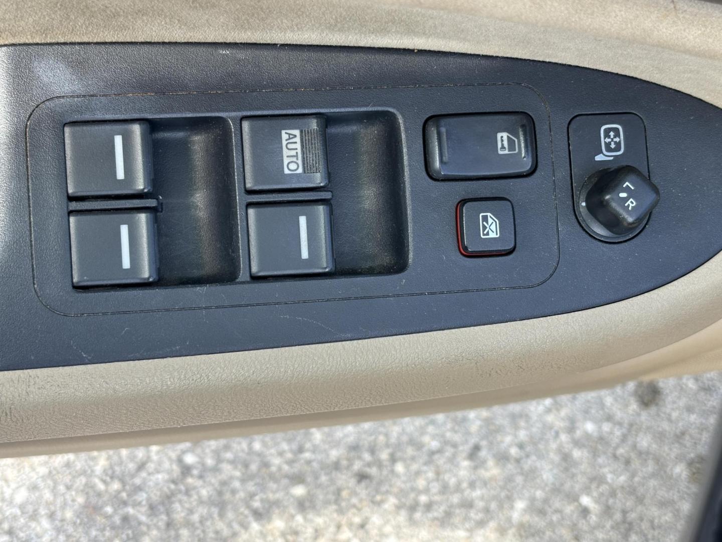2003 BLUE /BEIGE HONDA ACCORD LX (1HGCM56303A) with an 2.4L engine, Automatic transmission, located at 11170 Summerlin Square Dr., Fort Myers Beach, FL, 33931, (239) 999-7777, 26.493546, -81.941628 - Photo#18