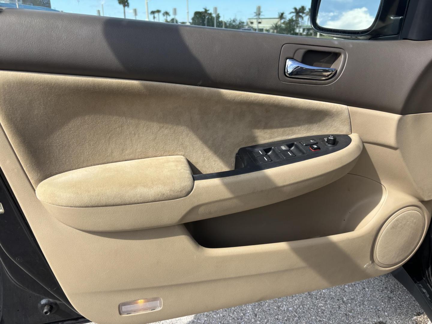 2003 BLUE /BEIGE HONDA ACCORD LX (1HGCM56303A) with an 2.4L engine, Automatic transmission, located at 11170 Summerlin Square Dr., Fort Myers Beach, FL, 33931, (239) 999-7777, 26.493546, -81.941628 - Photo#17