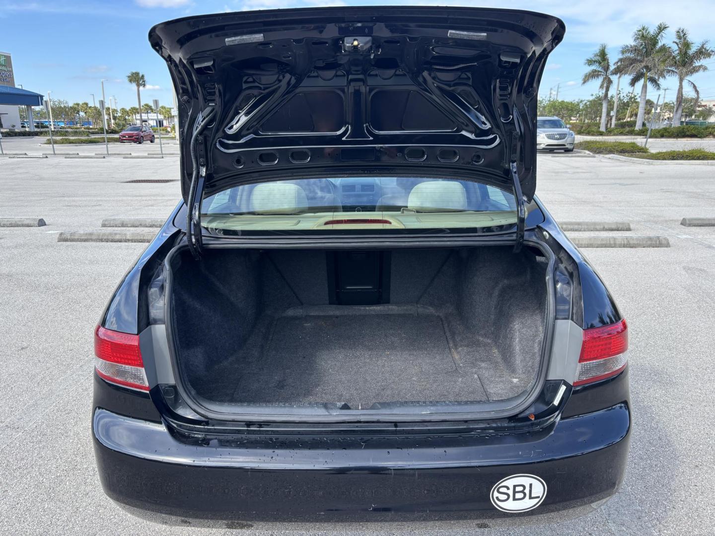 2003 BLUE /BEIGE HONDA ACCORD LX (1HGCM56303A) with an 2.4L engine, Automatic transmission, located at 11170 Summerlin Square Dr., Fort Myers Beach, FL, 33931, (239) 999-7777, 26.493546, -81.941628 - Photo#19