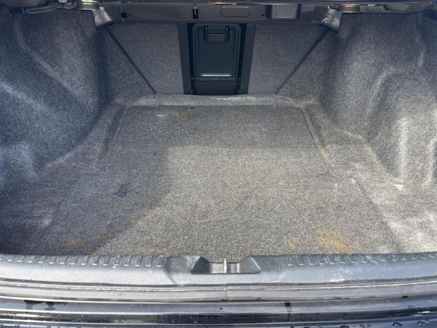 2003 BLUE /BEIGE HONDA ACCORD LX (1HGCM56303A) with an 2.4L engine, Automatic transmission, located at 11170 Summerlin Square Dr., Fort Myers Beach, FL, 33931, (239) 999-7777, 26.493546, -81.941628 - Photo#20