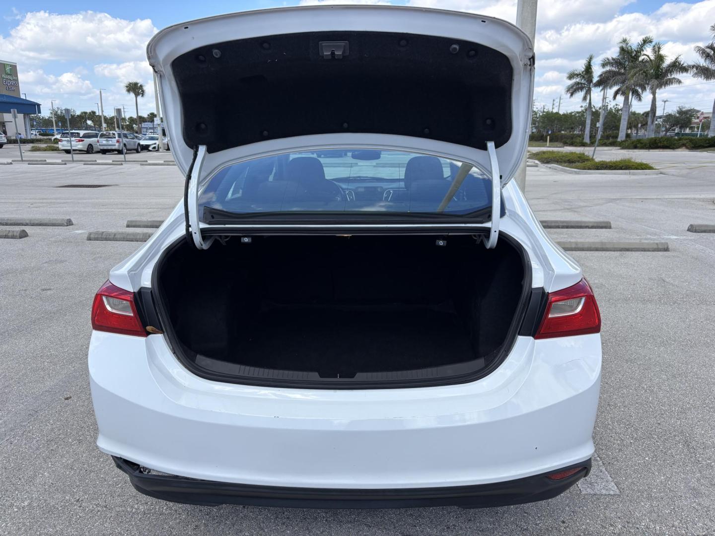 2018 WHITE CHEVROLET MALIBU LT (1G1ZD5ST7JF) with an 1.5L engine, Automatic transmission, located at 11170 Summerlin Square Dr., Fort Myers Beach, FL, 33931, (239) 999-7777, 26.493546, -81.941628 - Photo#31