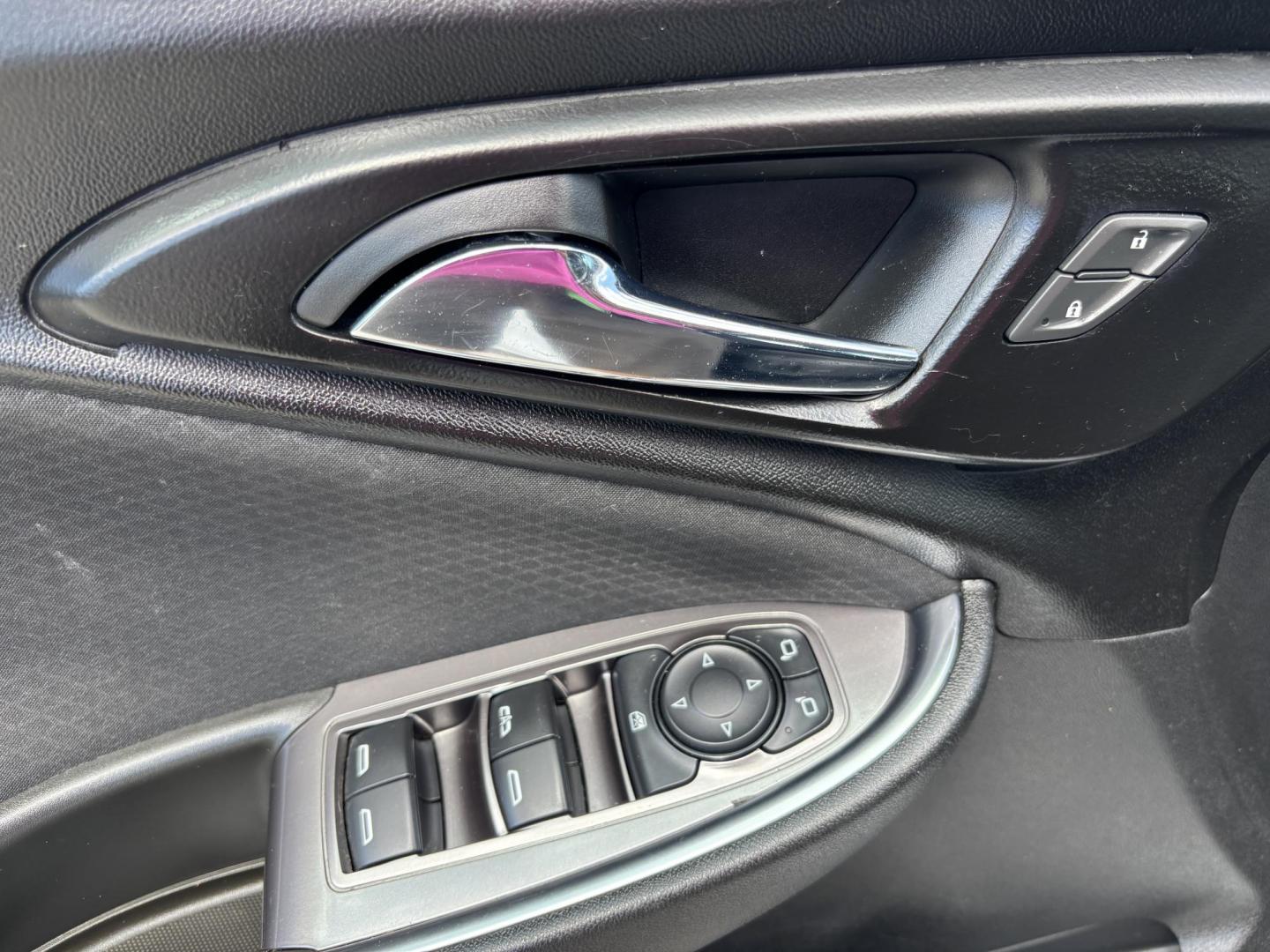 2018 WHITE CHEVROLET MALIBU LT (1G1ZD5ST7JF) with an 1.5L engine, Automatic transmission, located at 11170 Summerlin Square Dr., Fort Myers Beach, FL, 33931, (239) 999-7777, 26.493546, -81.941628 - Photo#29