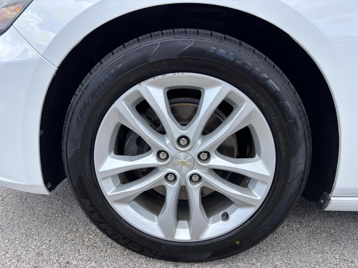 2018 WHITE CHEVROLET MALIBU LT (1G1ZD5ST7JF) with an 1.5L engine, Automatic transmission, located at 11170 Summerlin Square Dr., Fort Myers Beach, FL, 33931, (239) 999-7777, 26.493546, -81.941628 - Photo#36