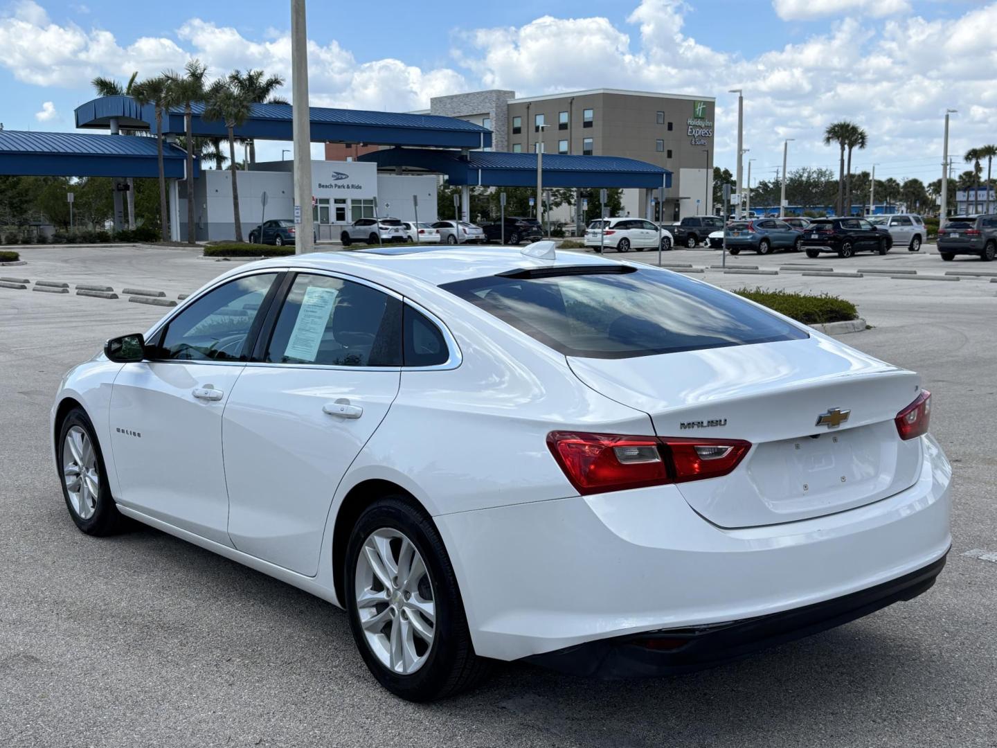 2018 WHITE CHEVROLET MALIBU LT (1G1ZD5ST7JF) with an 1.5L engine, Automatic transmission, located at 11170 Summerlin Square Dr., Fort Myers Beach, FL, 33931, (239) 999-7777, 26.493546, -81.941628 - Photo#4