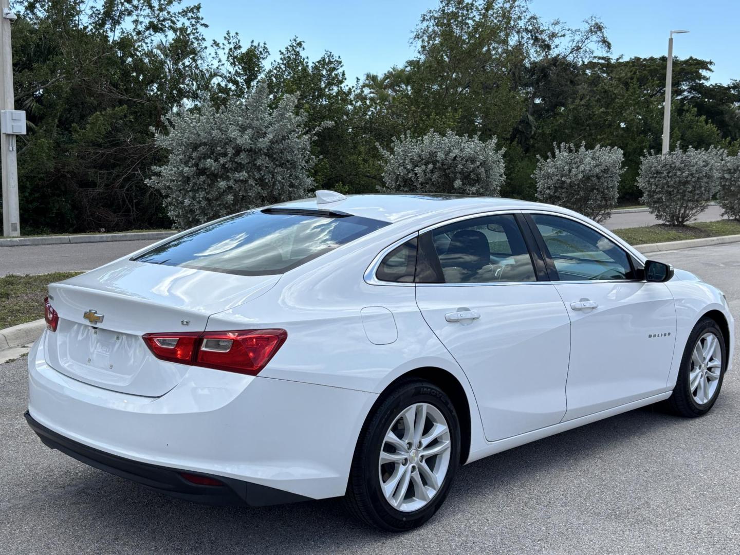 2018 WHITE CHEVROLET MALIBU LT (1G1ZD5ST7JF) with an 1.5L engine, Automatic transmission, located at 11170 Summerlin Square Dr., Fort Myers Beach, FL, 33931, (239) 999-7777, 26.493546, -81.941628 - Photo#6
