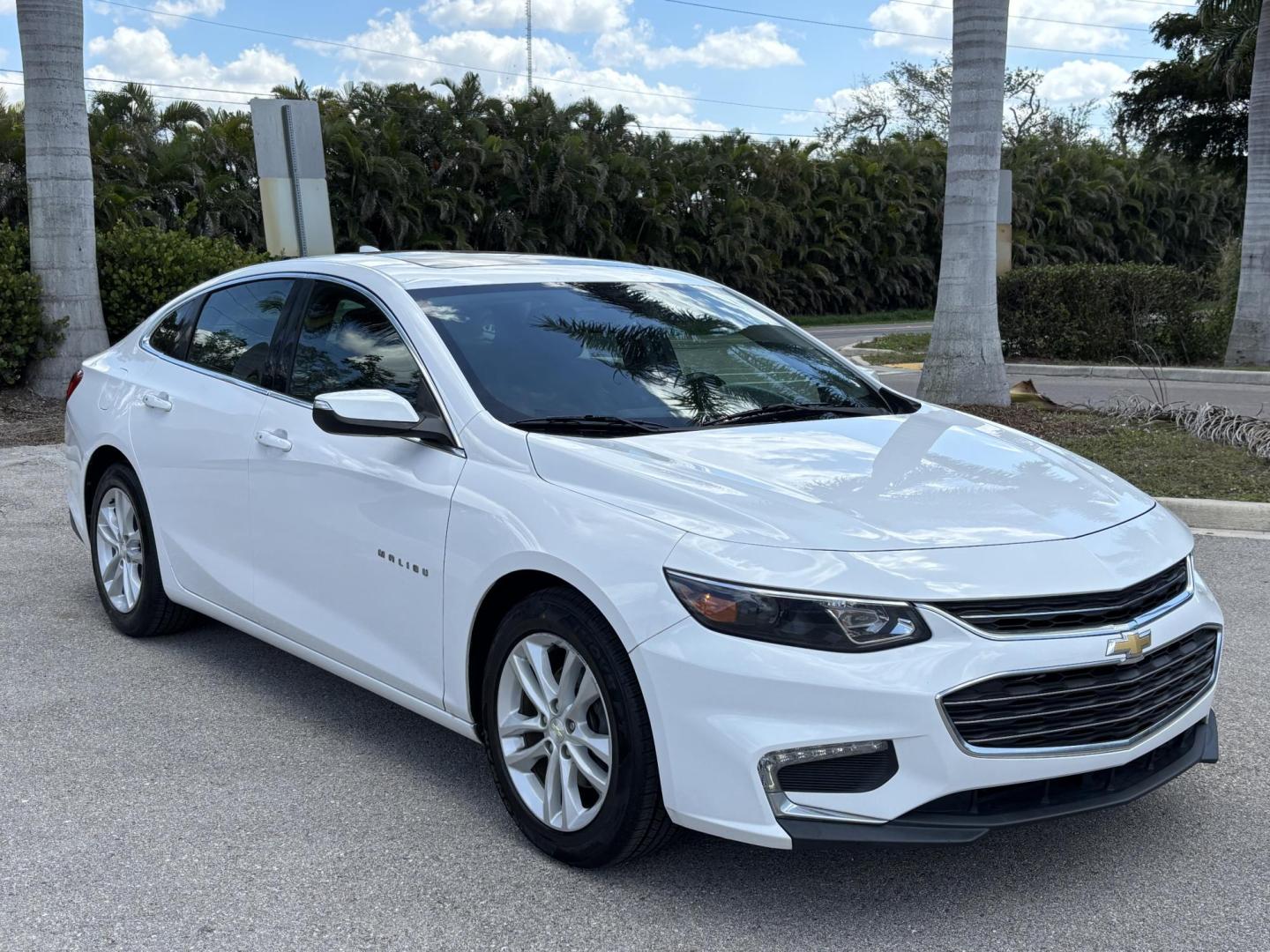 2018 WHITE CHEVROLET MALIBU LT (1G1ZD5ST7JF) with an 1.5L engine, Automatic transmission, located at 11170 Summerlin Square Dr., Fort Myers Beach, FL, 33931, (239) 999-7777, 26.493546, -81.941628 - Photo#2