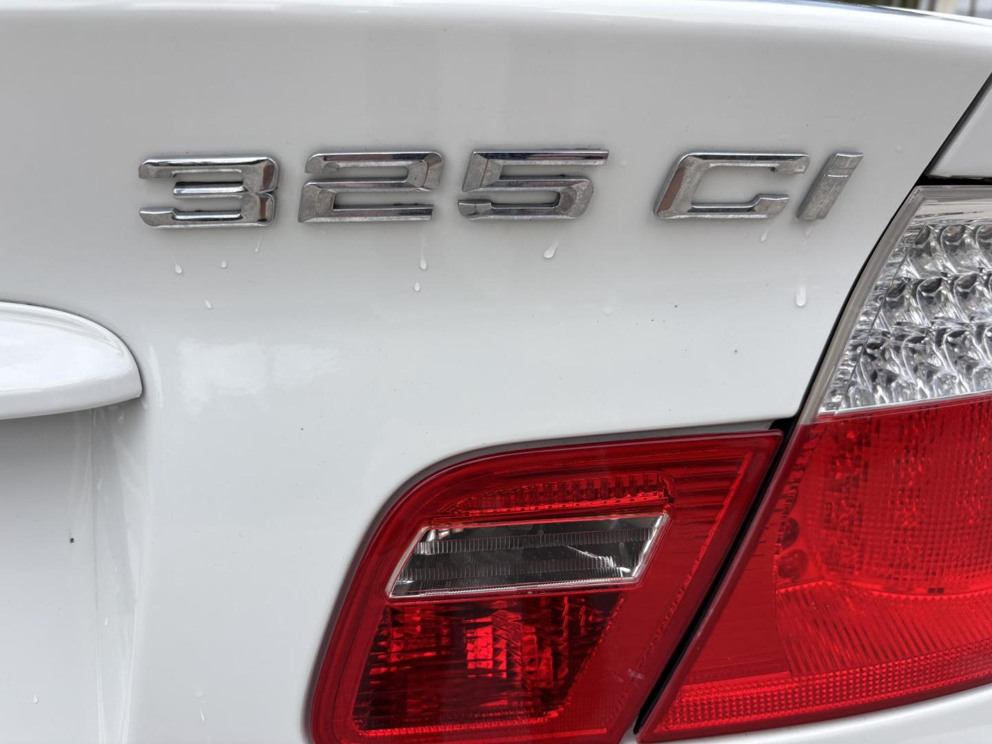2006 WHITE BMW 325 CI (WBABW33426P) with an 2.5L engine, Automatic transmission, located at 11170 Summerlin Square Dr., Fort Myers Beach, FL, 33931, (239) 999-7777, 26.493546, -81.941628 - Photo#47