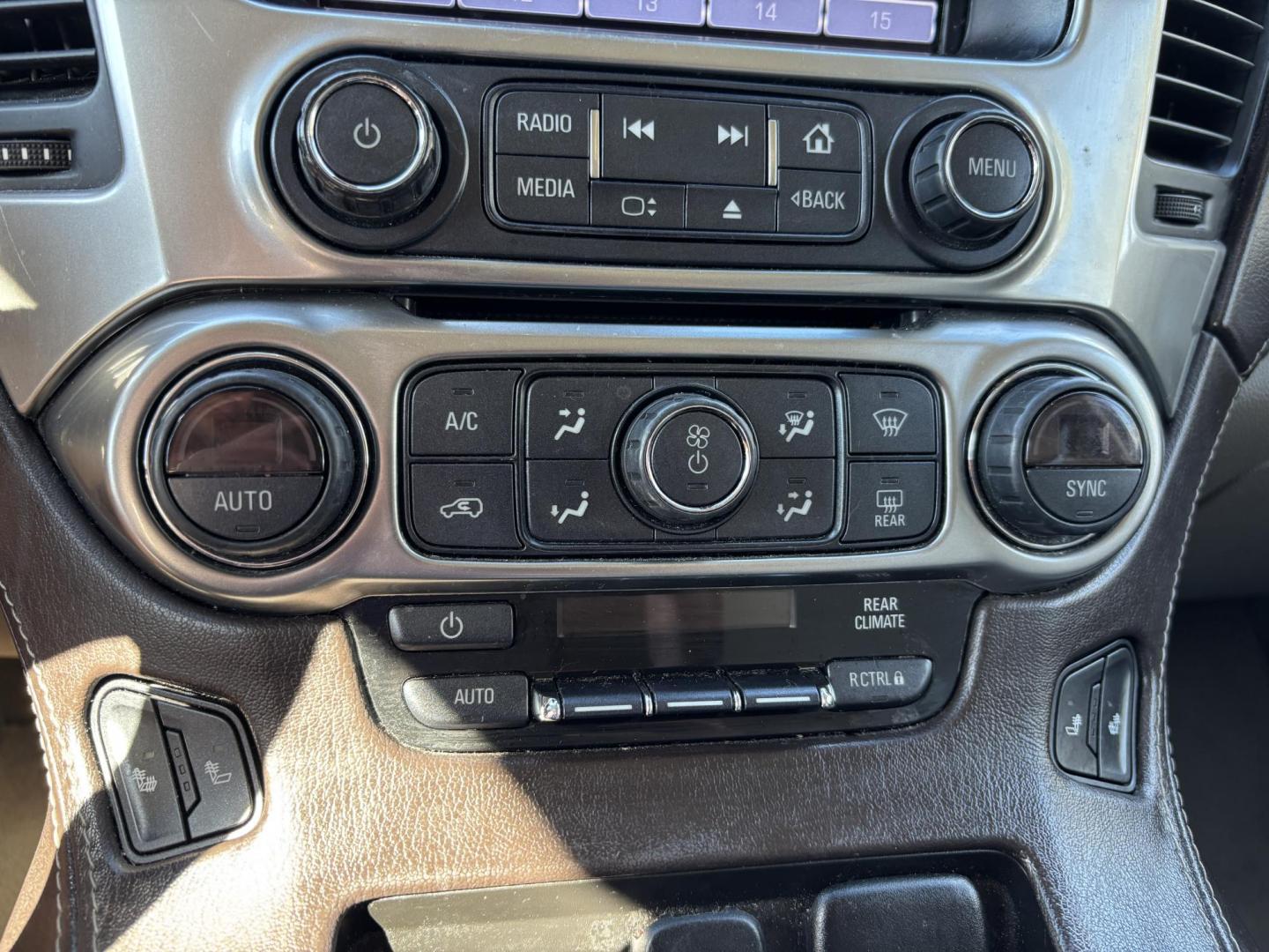 2018 WHTE /BEIGE CHEVROLET SUBURBAN 1500 LT (1GNSCHKC4JR) with an 5.3L engine, Automatic transmission, located at 11170 Summerlin Square Dr., Fort Myers Beach, FL, 33931, (239) 999-7777, 26.493546, -81.941628 - We have financing available and we accept trades! Fill out a credit application on our website or come by today! If you have any questions, give us a call at (239) 999 - 7777 or visit our website at firstautocredit.com. 11170 Summerlin Square Dr, Fort Myers Beach, FL 33931 - Photo#27