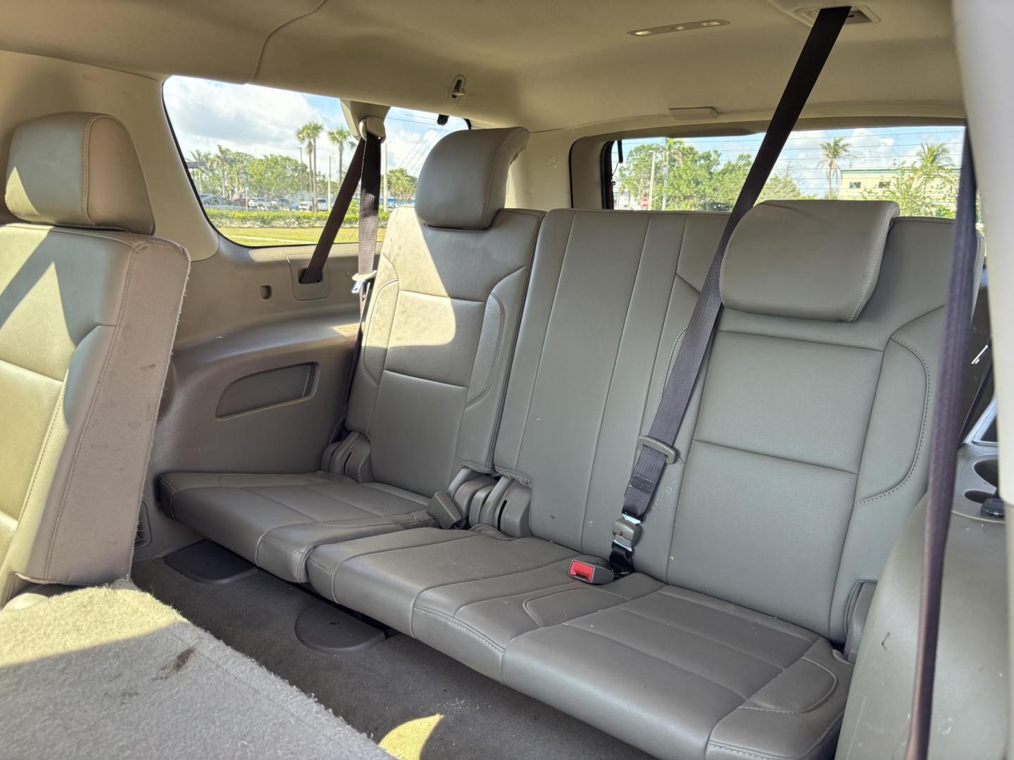 2018 WHTE /BEIGE CHEVROLET SUBURBAN 1500 LT (1GNSCHKC4JR) with an 5.3L engine, Automatic transmission, located at 11170 Summerlin Square Dr., Fort Myers Beach, FL, 33931, (239) 999-7777, 26.493546, -81.941628 - We have financing available and we accept trades! Fill out a credit application on our website or come by today! If you have any questions, give us a call at (239) 999 - 7777 or visit our website at firstautocredit.com. 11170 Summerlin Square Dr, Fort Myers Beach, FL 33931 - Photo#17