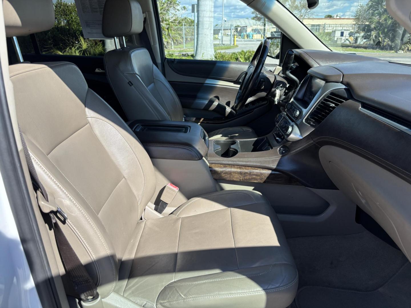 2018 WHTE /BEIGE CHEVROLET SUBURBAN 1500 LT (1GNSCHKC4JR) with an 5.3L engine, Automatic transmission, located at 11170 Summerlin Square Dr., Fort Myers Beach, FL, 33931, (239) 999-7777, 26.493546, -81.941628 - We have financing available and we accept trades! Fill out a credit application on our website or come by today! If you have any questions, give us a call at (239) 999 - 7777 or visit our website at firstautocredit.com. 11170 Summerlin Square Dr, Fort Myers Beach, FL 33931 - Photo#13