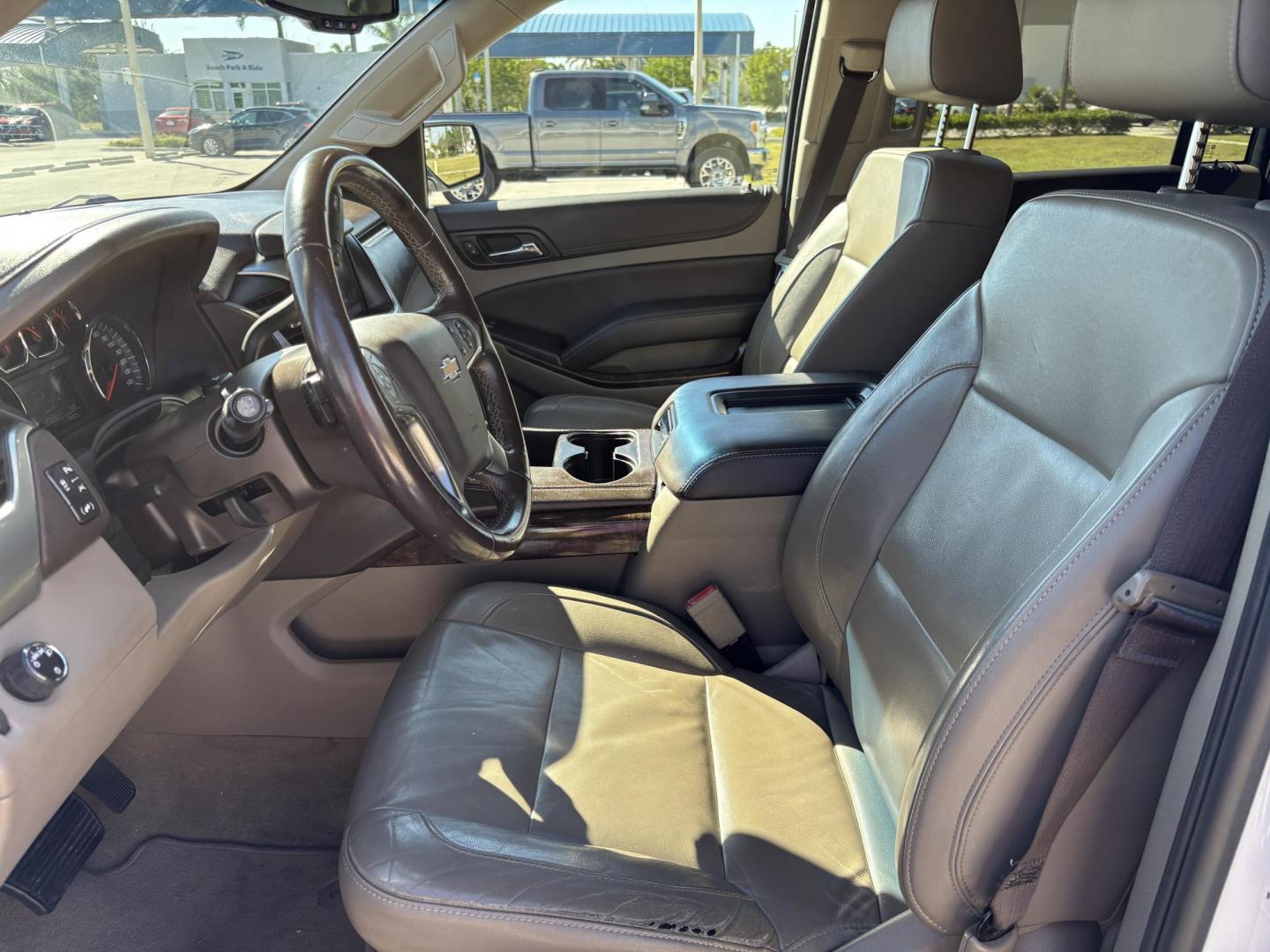 2018 WHTE /BEIGE CHEVROLET SUBURBAN 1500 LT (1GNSCHKC4JR) with an 5.3L engine, Automatic transmission, located at 11170 Summerlin Square Dr., Fort Myers Beach, FL, 33931, (239) 999-7777, 26.493546, -81.941628 - We have financing available and we accept trades! Fill out a credit application on our website or come by today! If you have any questions, give us a call at (239) 999 - 7777 or visit our website at firstautocredit.com. 11170 Summerlin Square Dr, Fort Myers Beach, FL 33931 - Photo#12