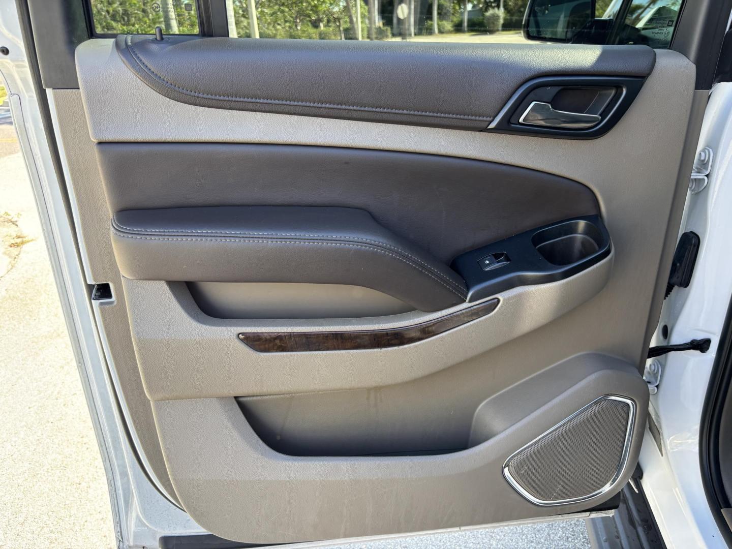 2018 WHTE /BEIGE CHEVROLET SUBURBAN 1500 LT (1GNSCHKC4JR) with an 5.3L engine, Automatic transmission, located at 11170 Summerlin Square Dr., Fort Myers Beach, FL, 33931, (239) 999-7777, 26.493546, -81.941628 - We have financing available and we accept trades! Fill out a credit application on our website or come by today! If you have any questions, give us a call at (239) 999 - 7777 or visit our website at firstautocredit.com. 11170 Summerlin Square Dr, Fort Myers Beach, FL 33931 - Photo#33