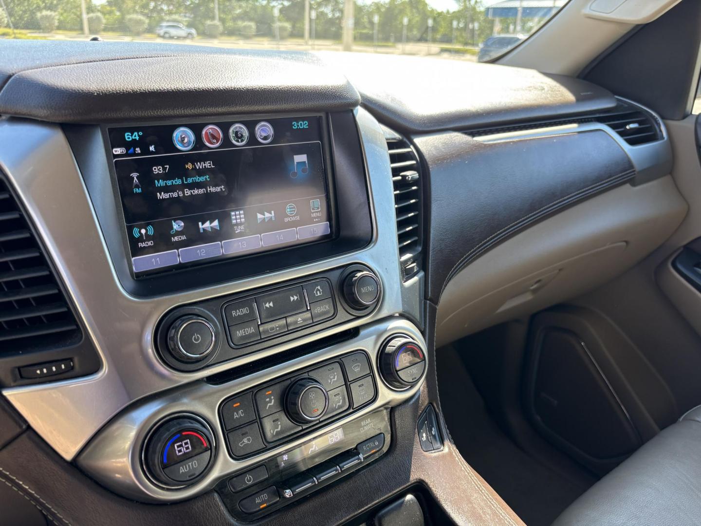 2018 WHTE /BEIGE CHEVROLET SUBURBAN 1500 LT (1GNSCHKC4JR) with an 5.3L engine, Automatic transmission, located at 11170 Summerlin Square Dr., Fort Myers Beach, FL, 33931, (239) 999-7777, 26.493546, -81.941628 - We have financing available and we accept trades! Fill out a credit application on our website or come by today! If you have any questions, give us a call at (239) 999 - 7777 or visit our website at firstautocredit.com. 11170 Summerlin Square Dr, Fort Myers Beach, FL 33931 - Photo#28