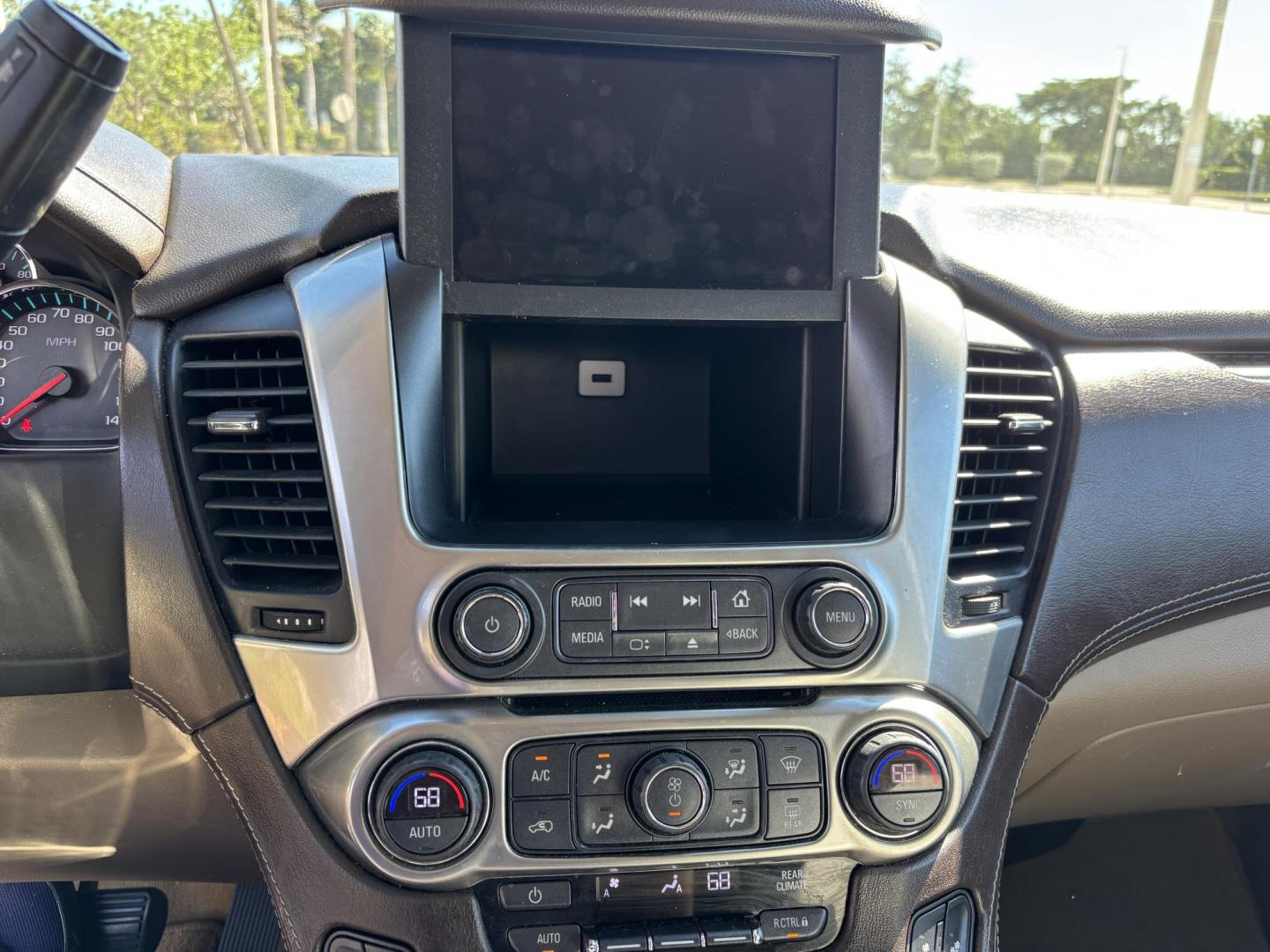 2018 WHTE /BEIGE CHEVROLET SUBURBAN 1500 LT (1GNSCHKC4JR) with an 5.3L engine, Automatic transmission, located at 11170 Summerlin Square Dr., Fort Myers Beach, FL, 33931, (239) 999-7777, 26.493546, -81.941628 - We have financing available and we accept trades! Fill out a credit application on our website or come by today! If you have any questions, give us a call at (239) 999 - 7777 or visit our website at firstautocredit.com. 11170 Summerlin Square Dr, Fort Myers Beach, FL 33931 - Photo#25