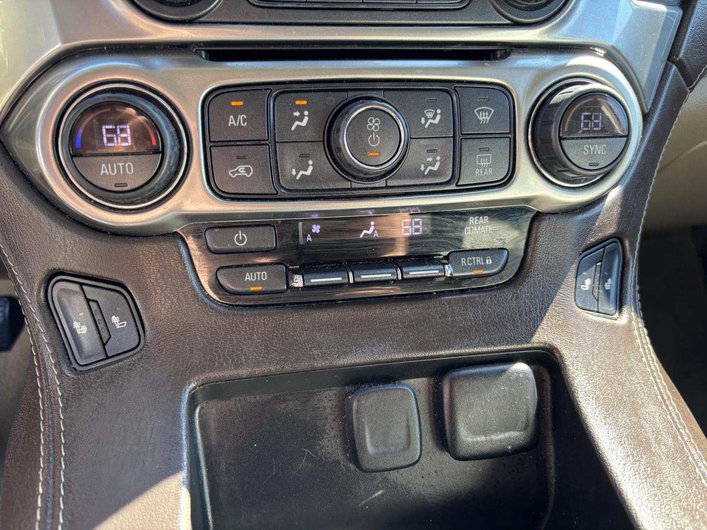 2018 WHTE /BEIGE CHEVROLET SUBURBAN 1500 LT (1GNSCHKC4JR) with an 5.3L engine, Automatic transmission, located at 11170 Summerlin Square Dr., Fort Myers Beach, FL, 33931, (239) 999-7777, 26.493546, -81.941628 - We have financing available and we accept trades! Fill out a credit application on our website or come by today! If you have any questions, give us a call at (239) 999 - 7777 or visit our website at firstautocredit.com. 11170 Summerlin Square Dr, Fort Myers Beach, FL 33931 - Photo#26