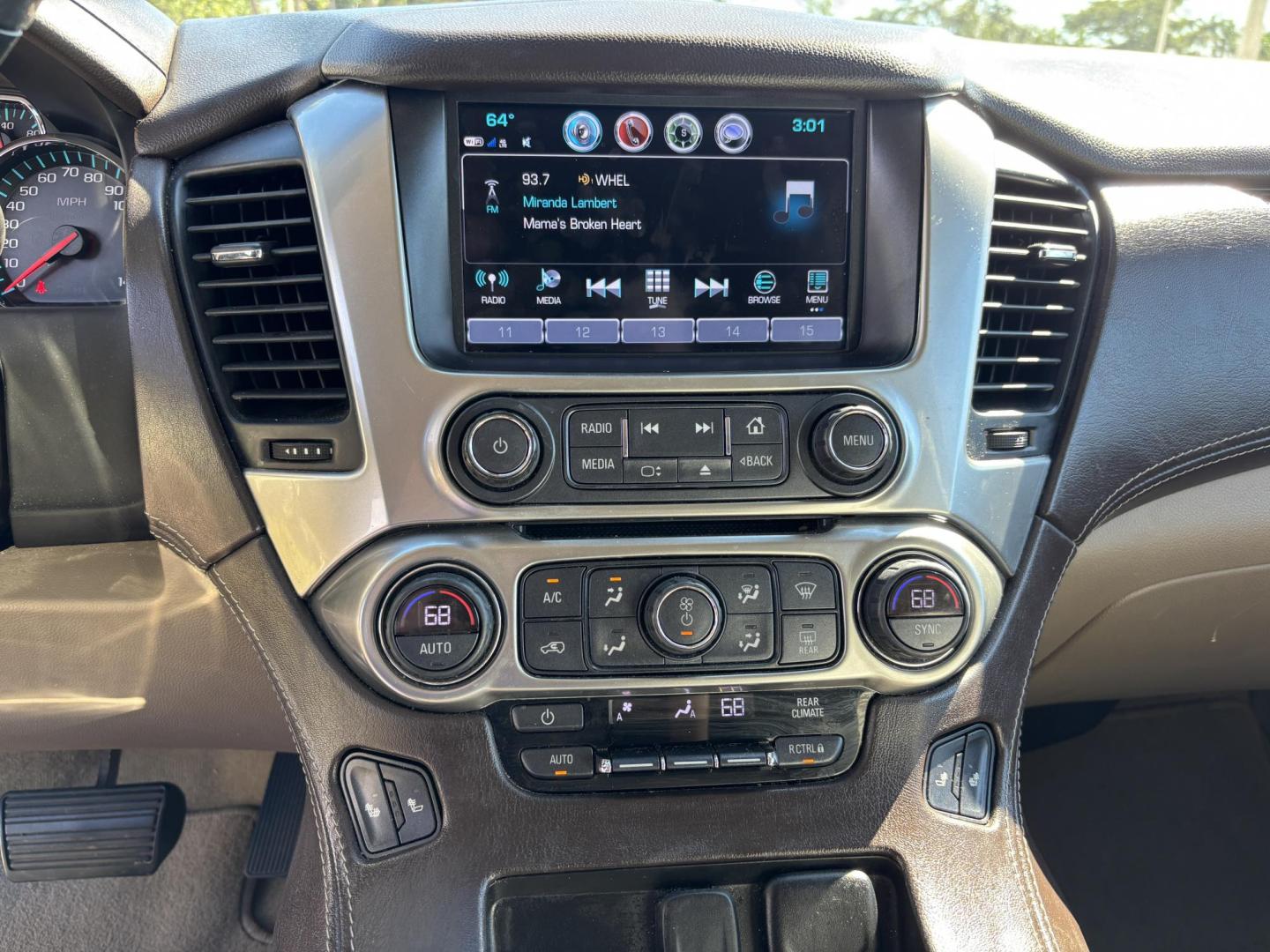 2018 WHTE /BEIGE CHEVROLET SUBURBAN 1500 LT (1GNSCHKC4JR) with an 5.3L engine, Automatic transmission, located at 11170 Summerlin Square Dr., Fort Myers Beach, FL, 33931, (239) 999-7777, 26.493546, -81.941628 - We have financing available and we accept trades! Fill out a credit application on our website or come by today! If you have any questions, give us a call at (239) 999 - 7777 or visit our website at firstautocredit.com. 11170 Summerlin Square Dr, Fort Myers Beach, FL 33931 - Photo#24