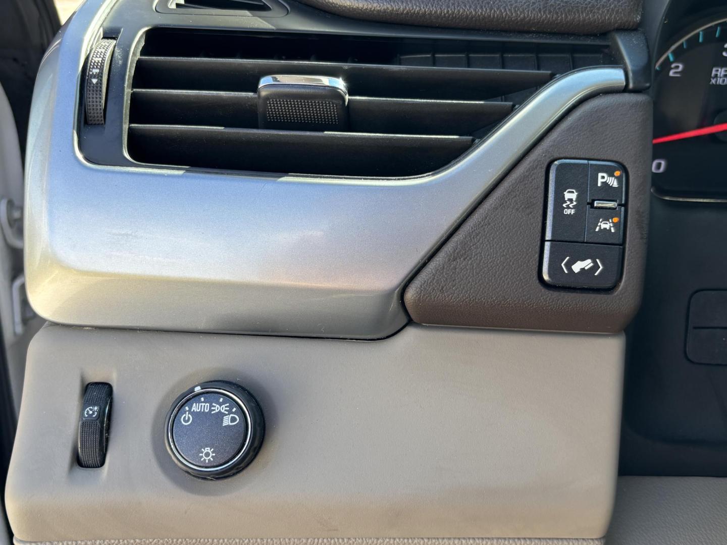 2018 WHTE /BEIGE CHEVROLET SUBURBAN 1500 LT (1GNSCHKC4JR) with an 5.3L engine, Automatic transmission, located at 11170 Summerlin Square Dr., Fort Myers Beach, FL, 33931, (239) 999-7777, 26.493546, -81.941628 - We have financing available and we accept trades! Fill out a credit application on our website or come by today! If you have any questions, give us a call at (239) 999 - 7777 or visit our website at firstautocredit.com. 11170 Summerlin Square Dr, Fort Myers Beach, FL 33931 - Photo#31