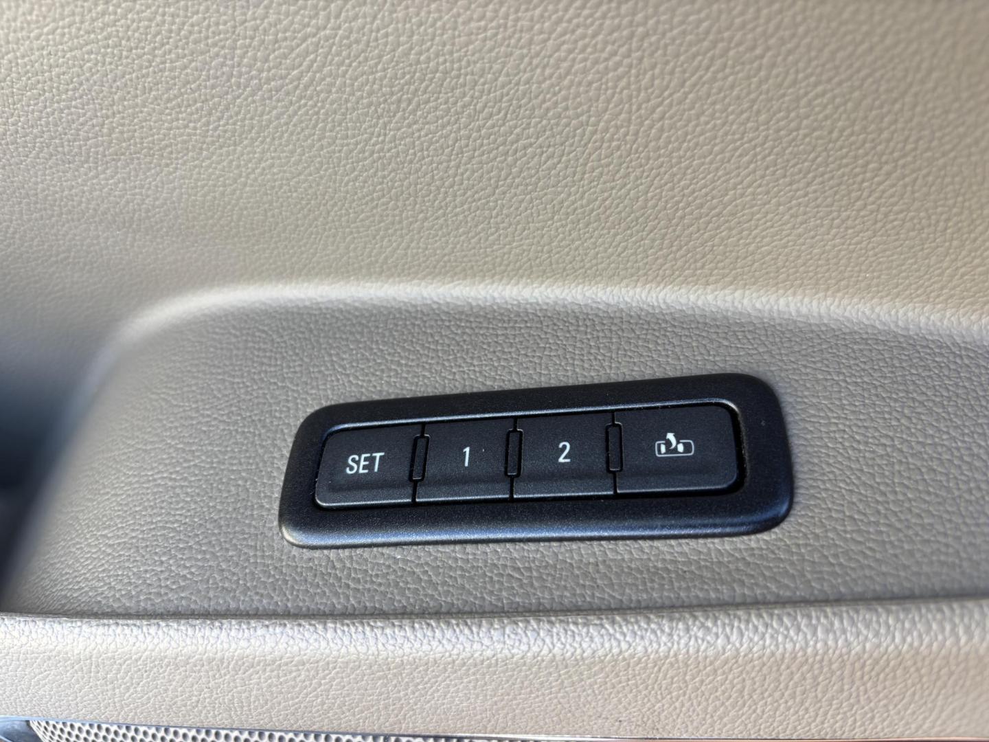 2018 WHTE /BEIGE CHEVROLET SUBURBAN 1500 LT (1GNSCHKC4JR) with an 5.3L engine, Automatic transmission, located at 11170 Summerlin Square Dr., Fort Myers Beach, FL, 33931, (239) 999-7777, 26.493546, -81.941628 - We have financing available and we accept trades! Fill out a credit application on our website or come by today! If you have any questions, give us a call at (239) 999 - 7777 or visit our website at firstautocredit.com. 11170 Summerlin Square Dr, Fort Myers Beach, FL 33931 - Photo#36