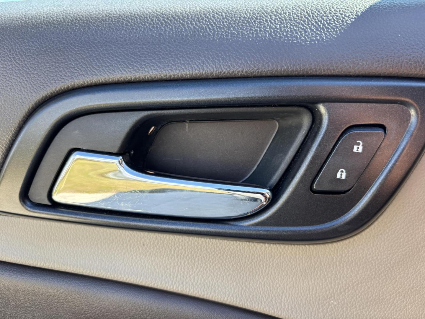 2018 WHTE /BEIGE CHEVROLET SUBURBAN 1500 LT (1GNSCHKC4JR) with an 5.3L engine, Automatic transmission, located at 11170 Summerlin Square Dr., Fort Myers Beach, FL, 33931, (239) 999-7777, 26.493546, -81.941628 - We have financing available and we accept trades! Fill out a credit application on our website or come by today! If you have any questions, give us a call at (239) 999 - 7777 or visit our website at firstautocredit.com. 11170 Summerlin Square Dr, Fort Myers Beach, FL 33931 - Photo#35