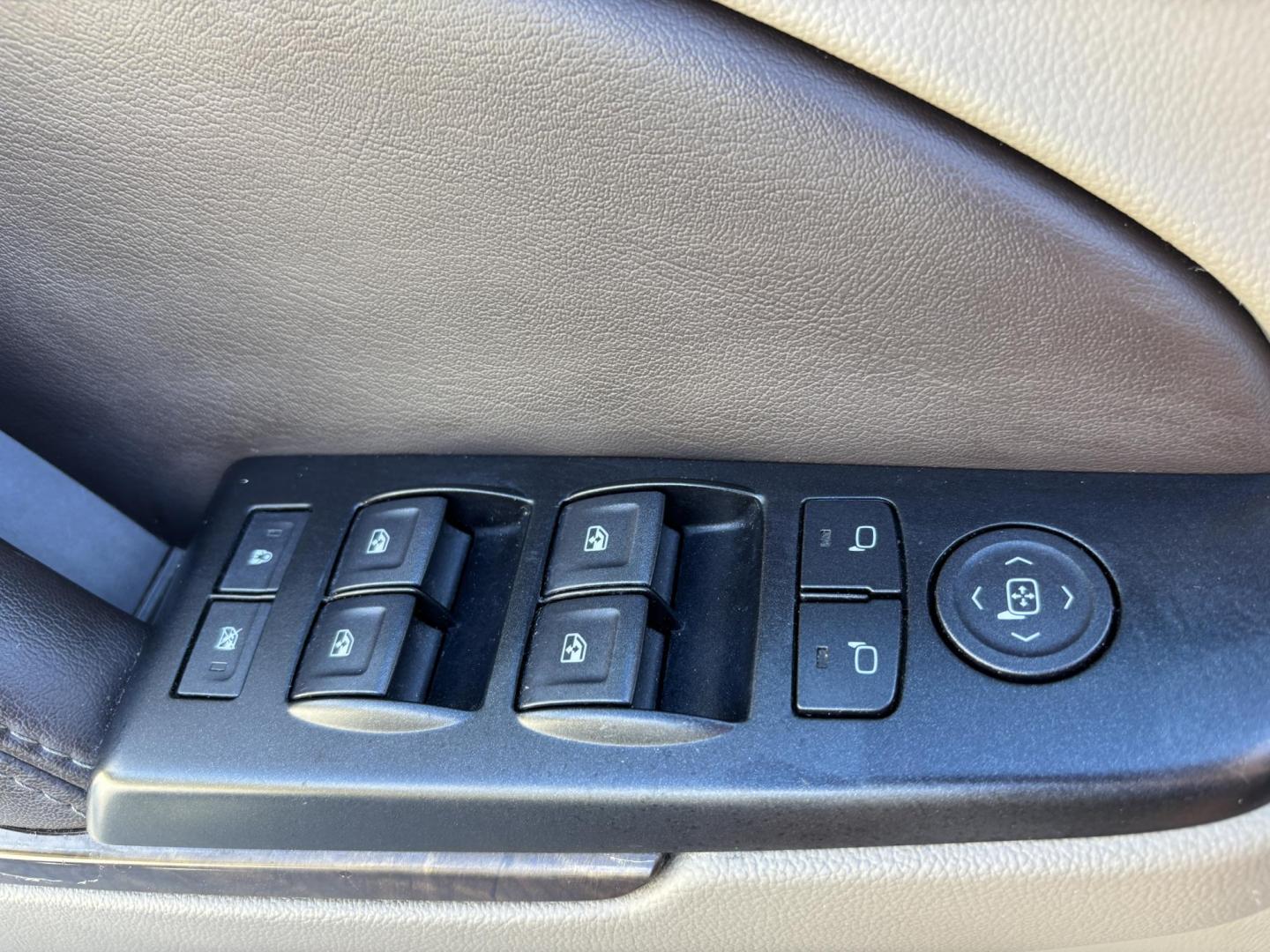 2018 WHTE /BEIGE CHEVROLET SUBURBAN 1500 LT (1GNSCHKC4JR) with an 5.3L engine, Automatic transmission, located at 11170 Summerlin Square Dr., Fort Myers Beach, FL, 33931, (239) 999-7777, 26.493546, -81.941628 - We have financing available and we accept trades! Fill out a credit application on our website or come by today! If you have any questions, give us a call at (239) 999 - 7777 or visit our website at firstautocredit.com. 11170 Summerlin Square Dr, Fort Myers Beach, FL 33931 - Photo#34