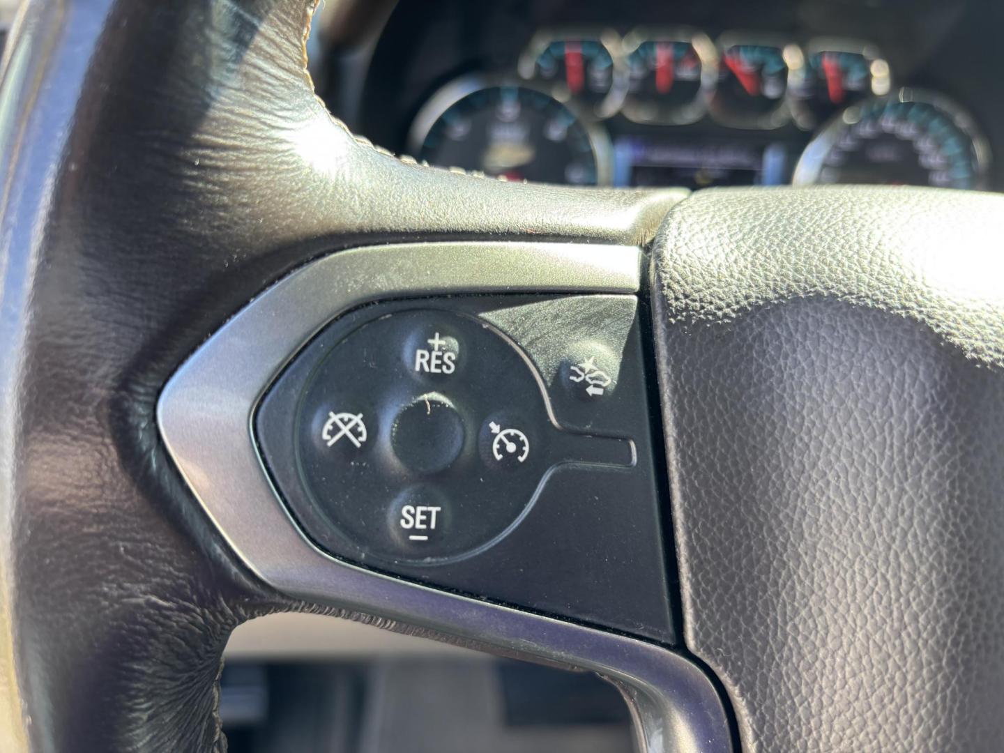 2018 WHTE /BEIGE CHEVROLET SUBURBAN 1500 LT (1GNSCHKC4JR) with an 5.3L engine, Automatic transmission, located at 11170 Summerlin Square Dr., Fort Myers Beach, FL, 33931, (239) 999-7777, 26.493546, -81.941628 - We have financing available and we accept trades! Fill out a credit application on our website or come by today! If you have any questions, give us a call at (239) 999 - 7777 or visit our website at firstautocredit.com. 11170 Summerlin Square Dr, Fort Myers Beach, FL 33931 - Photo#21