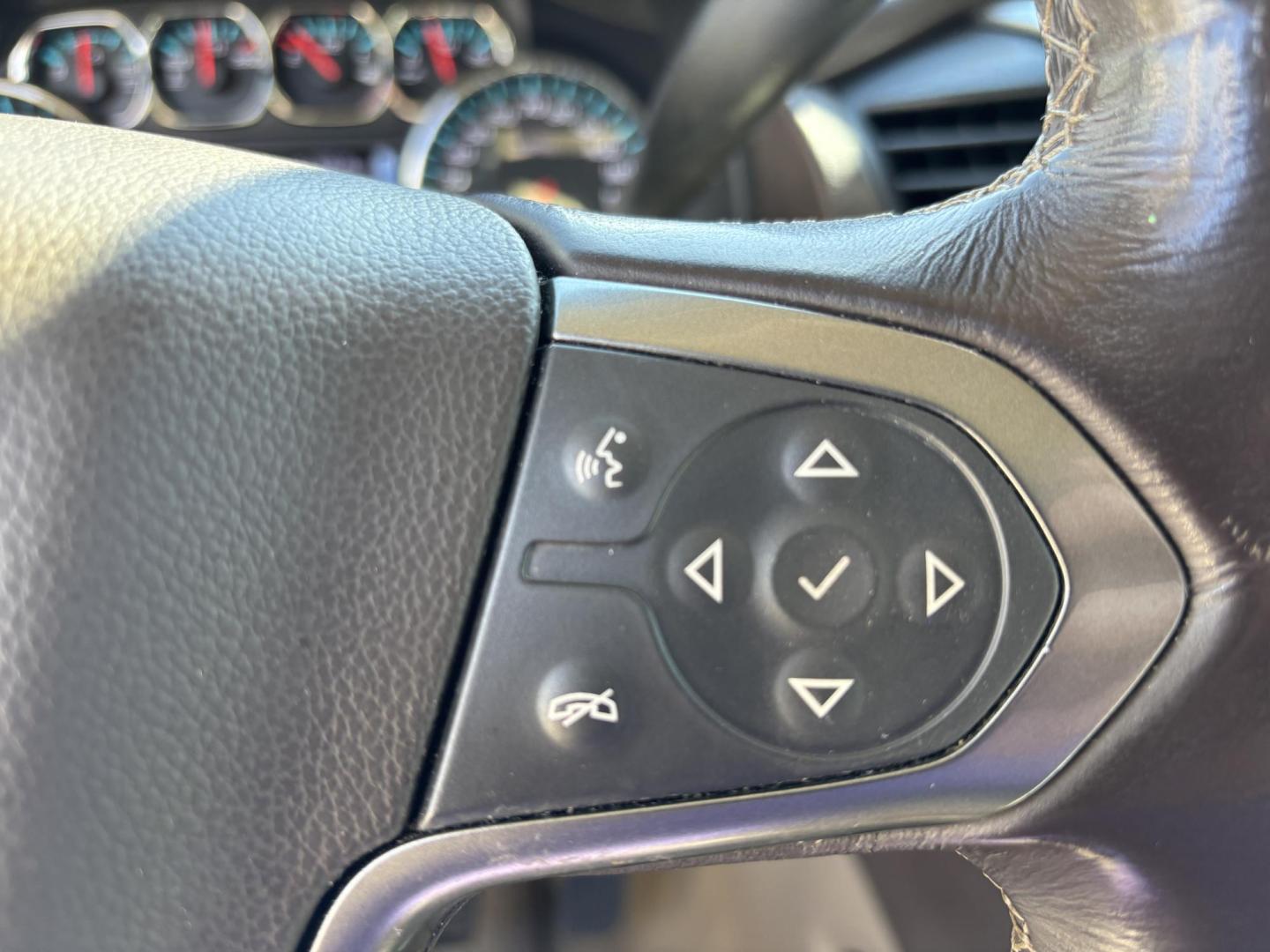 2018 WHTE /BEIGE CHEVROLET SUBURBAN 1500 LT (1GNSCHKC4JR) with an 5.3L engine, Automatic transmission, located at 11170 Summerlin Square Dr., Fort Myers Beach, FL, 33931, (239) 999-7777, 26.493546, -81.941628 - We have financing available and we accept trades! Fill out a credit application on our website or come by today! If you have any questions, give us a call at (239) 999 - 7777 or visit our website at firstautocredit.com. 11170 Summerlin Square Dr, Fort Myers Beach, FL 33931 - Photo#22