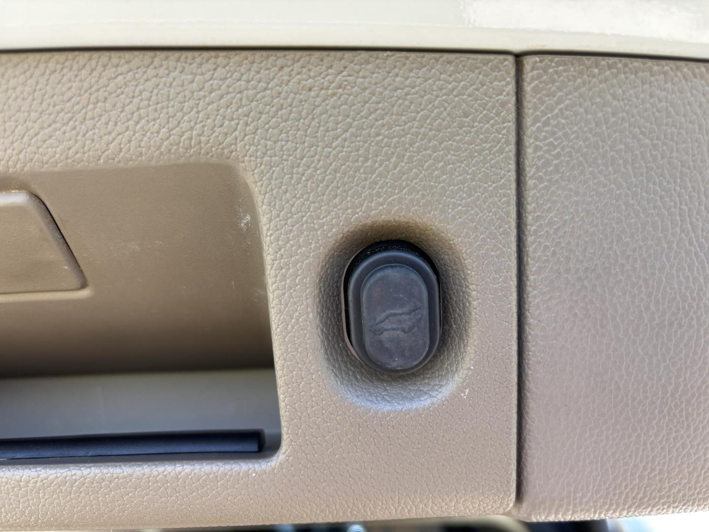 2018 WHTE /BEIGE CHEVROLET SUBURBAN 1500 LT (1GNSCHKC4JR) with an 5.3L engine, Automatic transmission, located at 11170 Summerlin Square Dr., Fort Myers Beach, FL, 33931, (239) 999-7777, 26.493546, -81.941628 - We have financing available and we accept trades! Fill out a credit application on our website or come by today! If you have any questions, give us a call at (239) 999 - 7777 or visit our website at firstautocredit.com. 11170 Summerlin Square Dr, Fort Myers Beach, FL 33931 - Photo#9